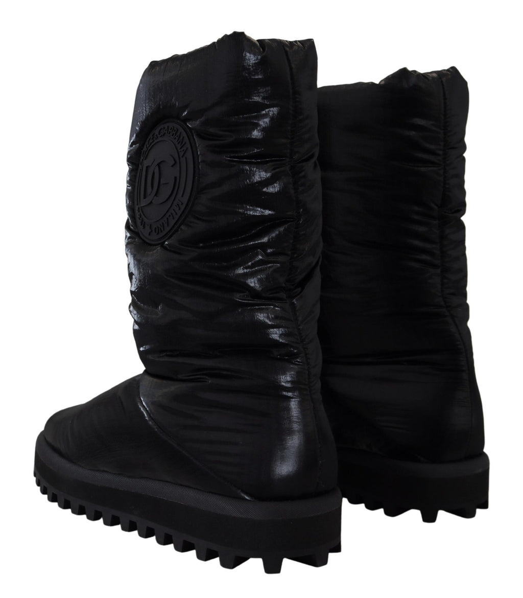 Schwarze Stiefel, gepolsterte Winterschuhe mit mittlerer Wade