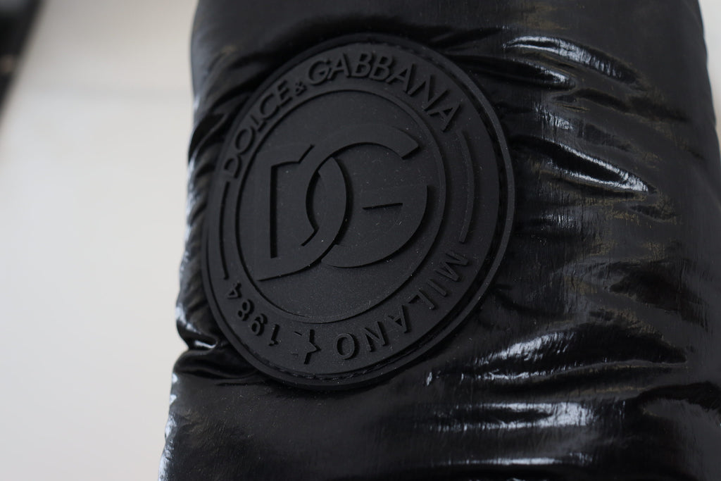 Schwarze Stiefel, gepolsterte Winterschuhe mit mittlerer Wade