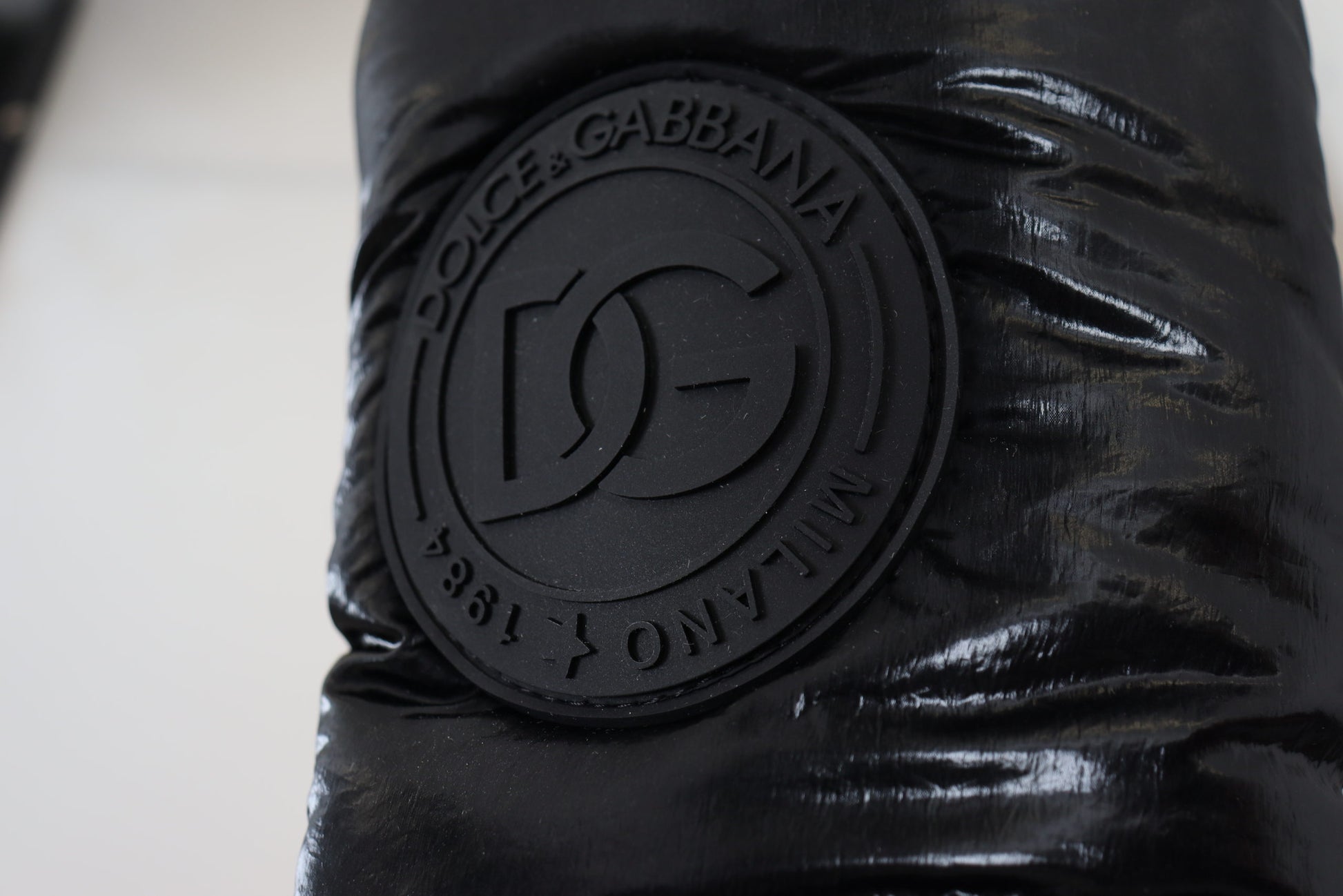 Schwarze Stiefel, gepolsterte Winterschuhe mit mittlerer Wade