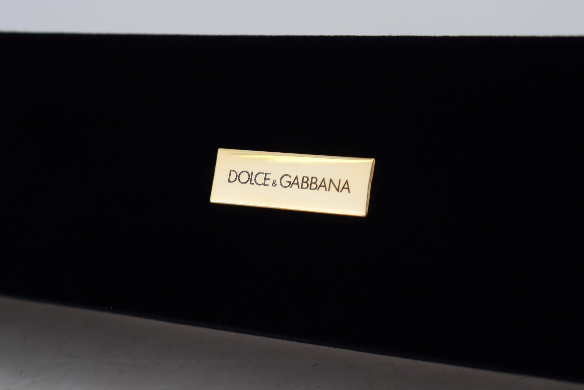 Aufbewahrungsbox für Armbänder und Schmuck aus schwarzem Samt mit Logo-Plakette