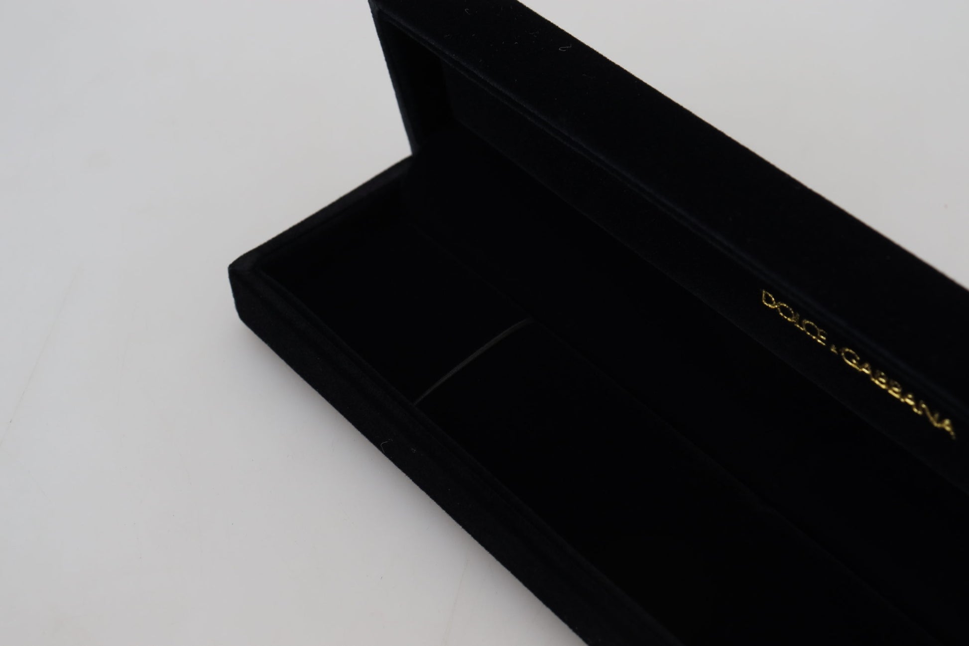 Aufbewahrungsbox für Armbänder und Schmuck aus schwarzem Samt mit Logo-Plakette