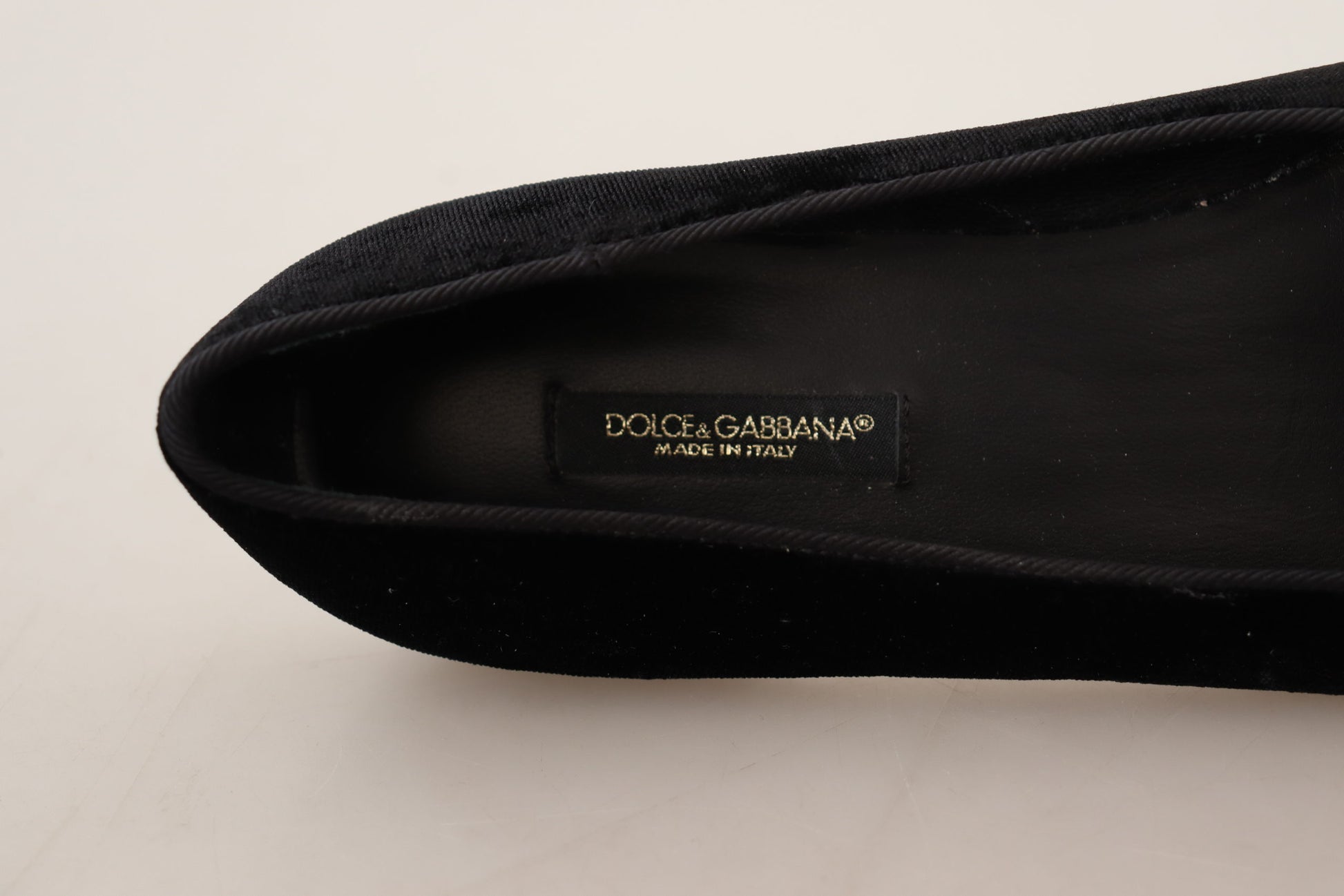 Schwarze Slipper mit Herz-Jesu-Patch