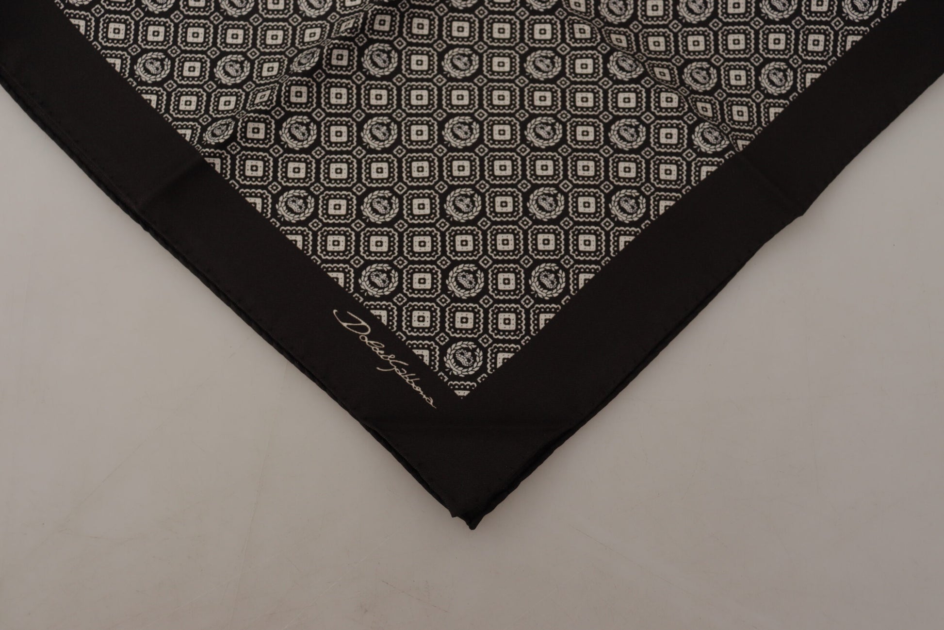 Schwarz gemusterter quadratischer Taschentuchschal mit DG-Logo
