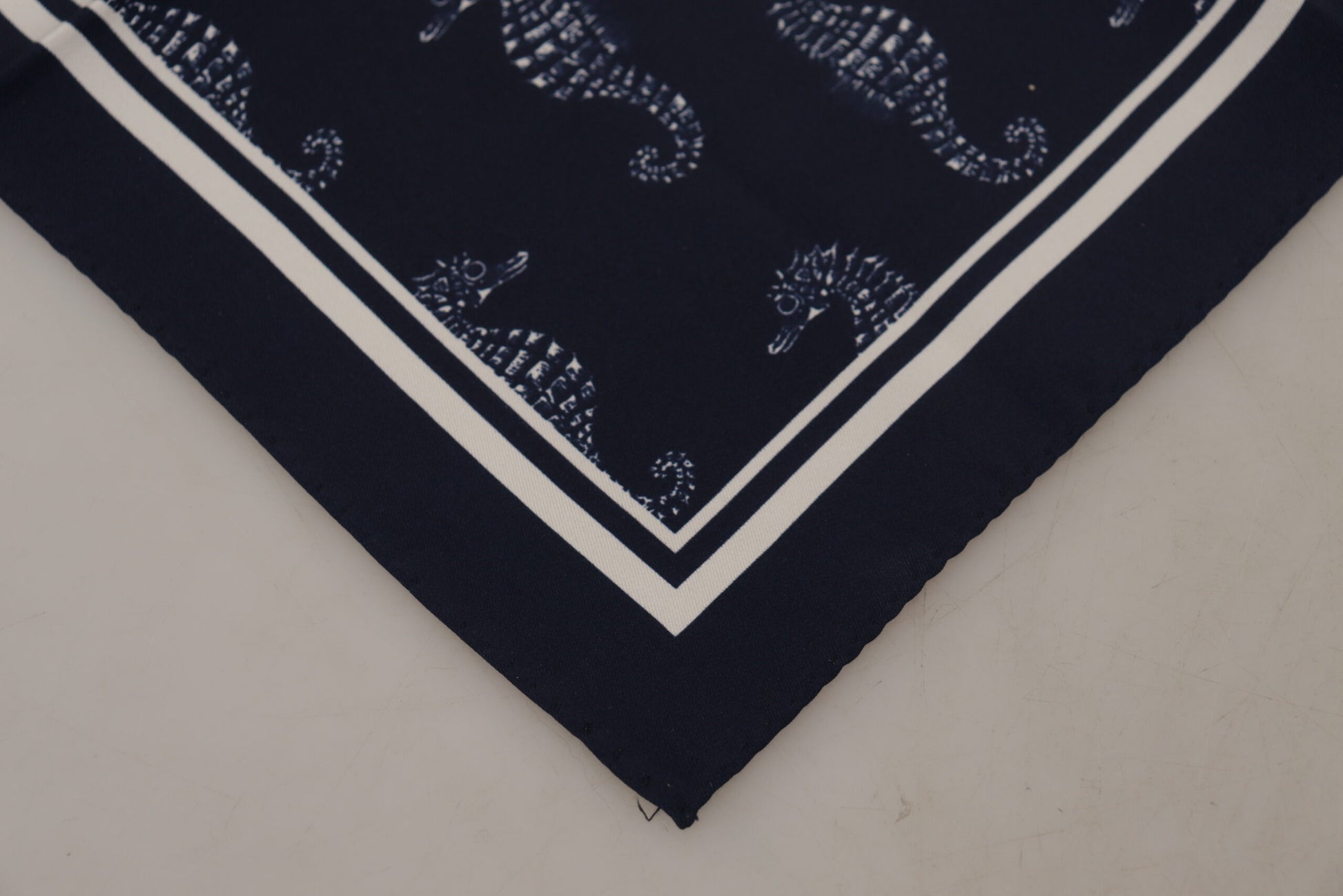 Blauer quadratischer Taschentuchschal mit Seepferdchen-DG-Aufdruck