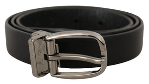 Schwarzer Ledergürtel mit Chrom-Logo und Metallschnalle