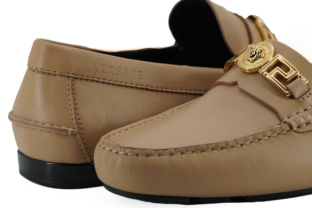 Exquisite Medusa-Loafer aus goldfarbenem Leder