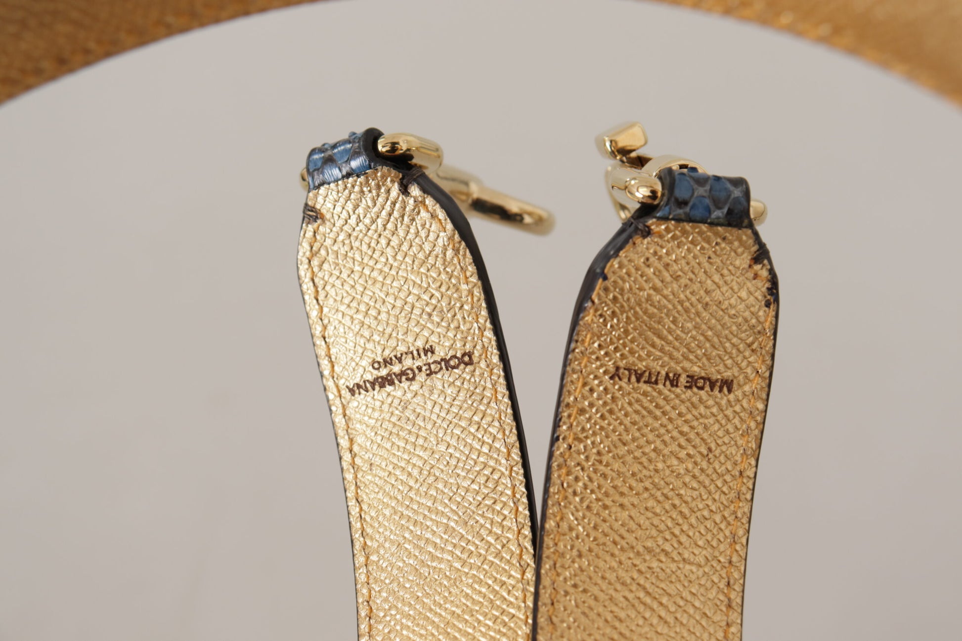 Blauer Schultergurt aus exotischem Leder mit Kristallen