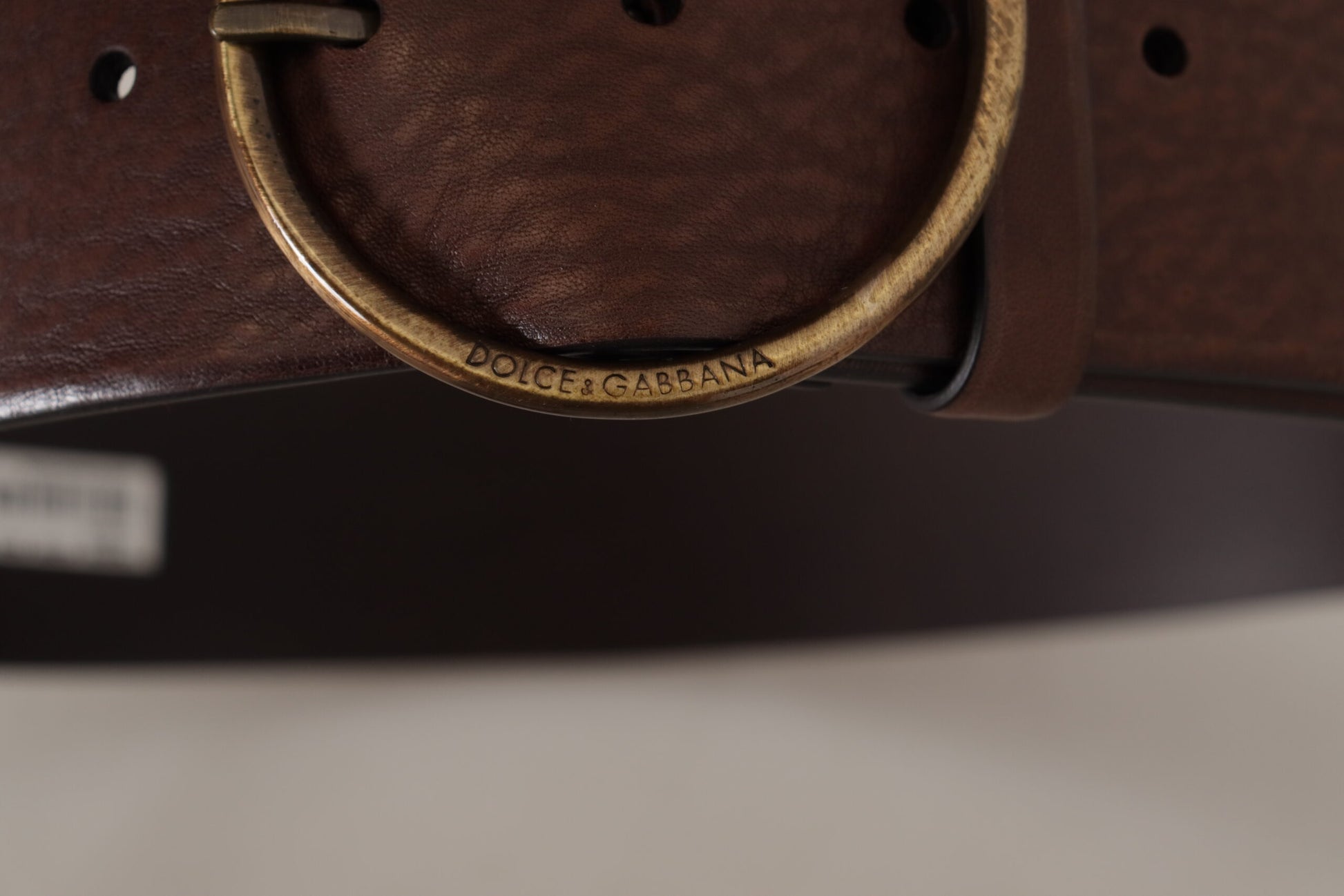 Brauner Ledergürtel mit breiter Taille und runder Metallschnalle