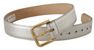 Silberner Ledergürtel mit goldfarbenem Logo und Metallschnalle
