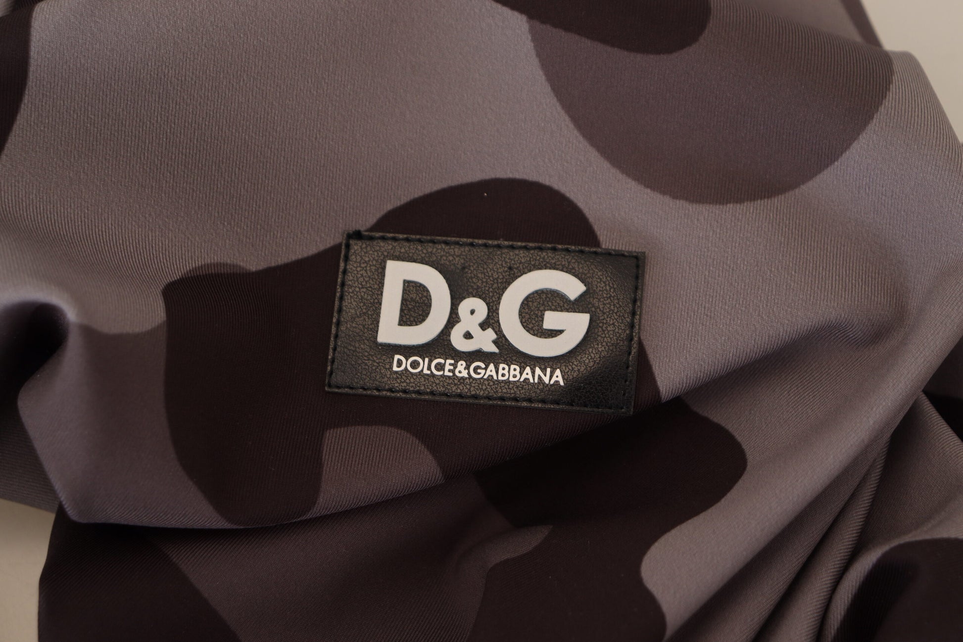 Grau gemusterter Neoprenanzug aus Polyester