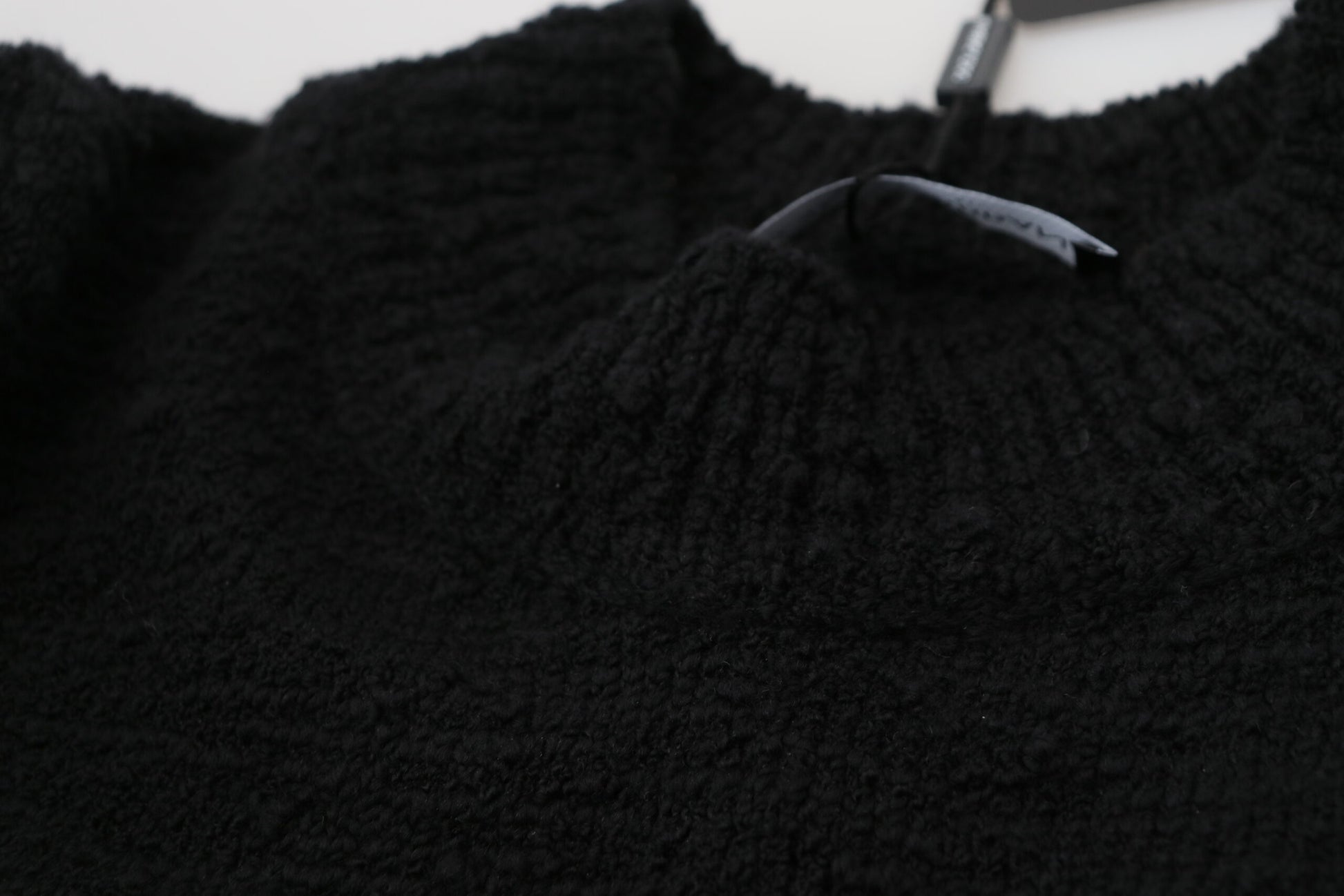 Schwarzer Wollstrickpullover mit Rundhalsausschnitt