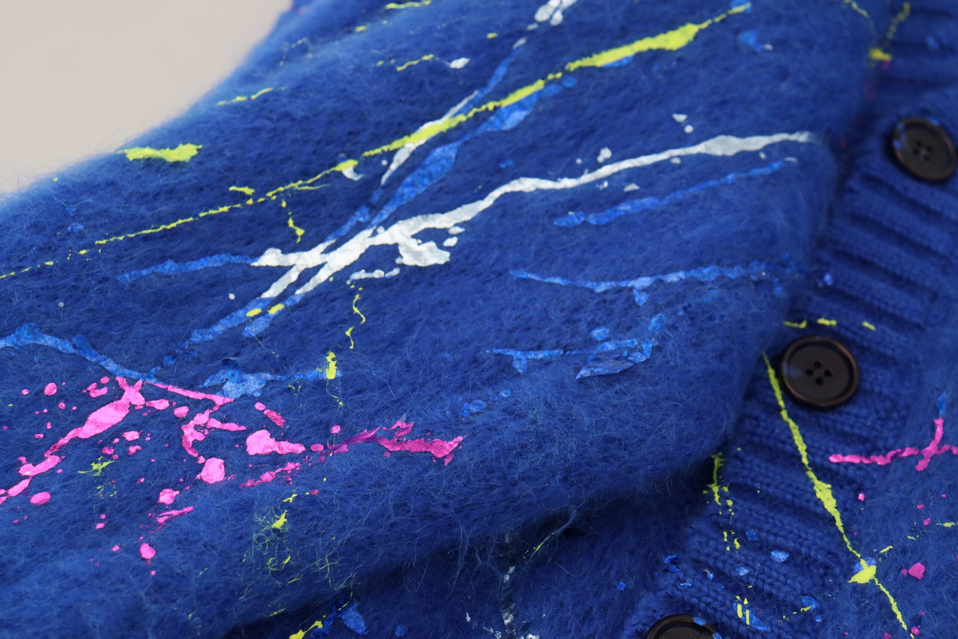 Blauer Farbspritzer-Mohair-Cardigan