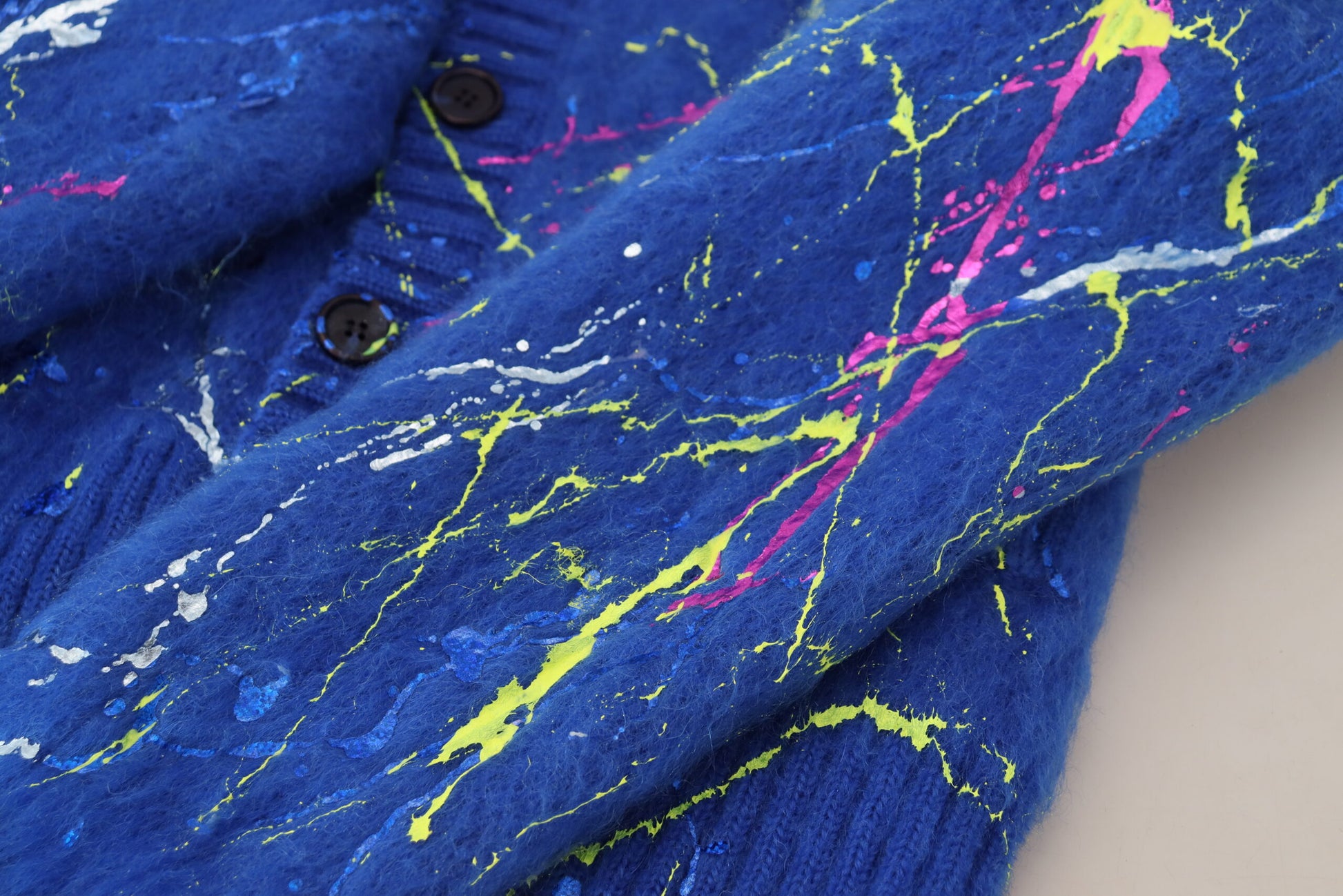 Blauer Farbspritzer-Mohair-Cardigan