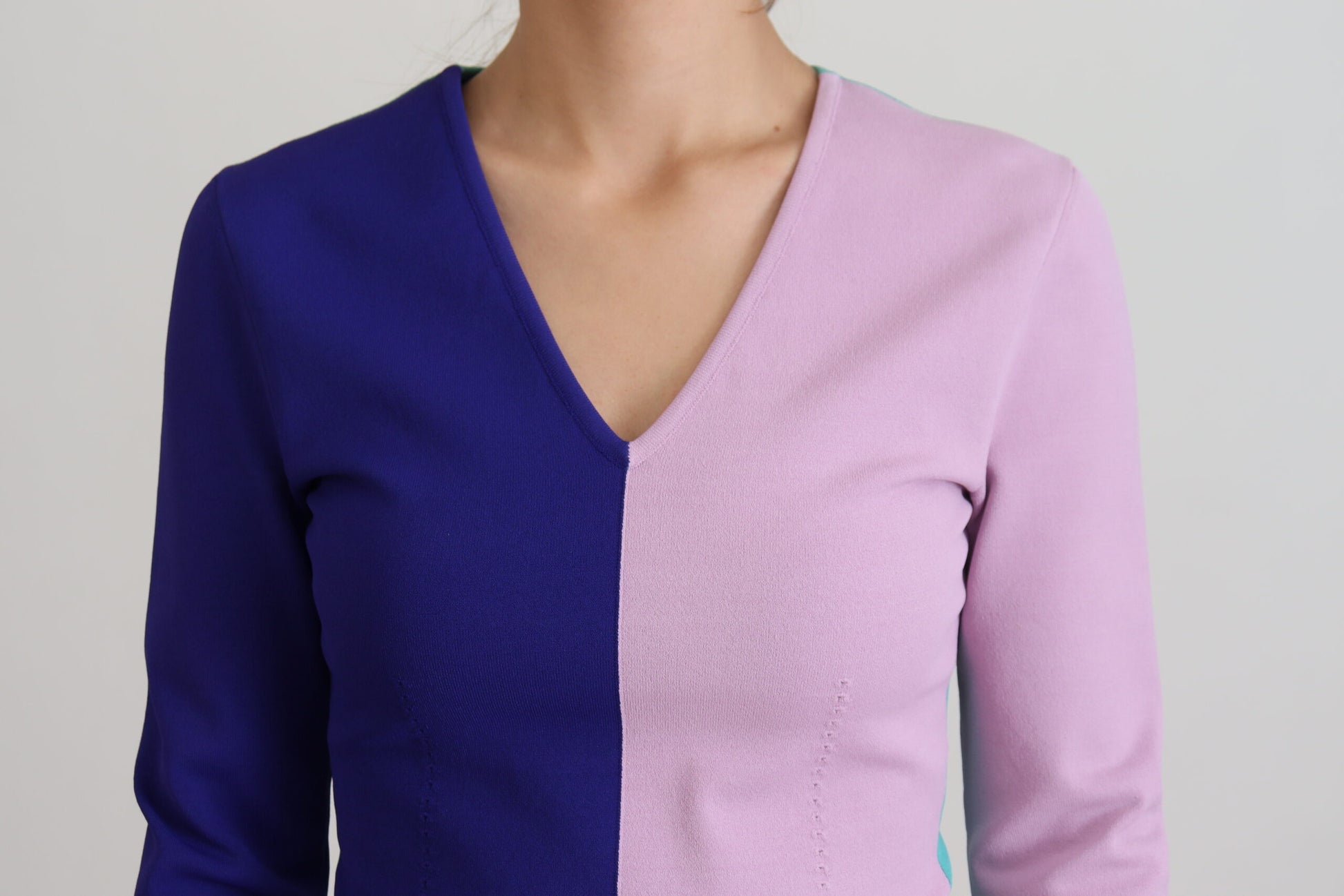 Mehrfarbiger Pullover aus Viskose mit V-Ausschnitt und langen Ärmeln