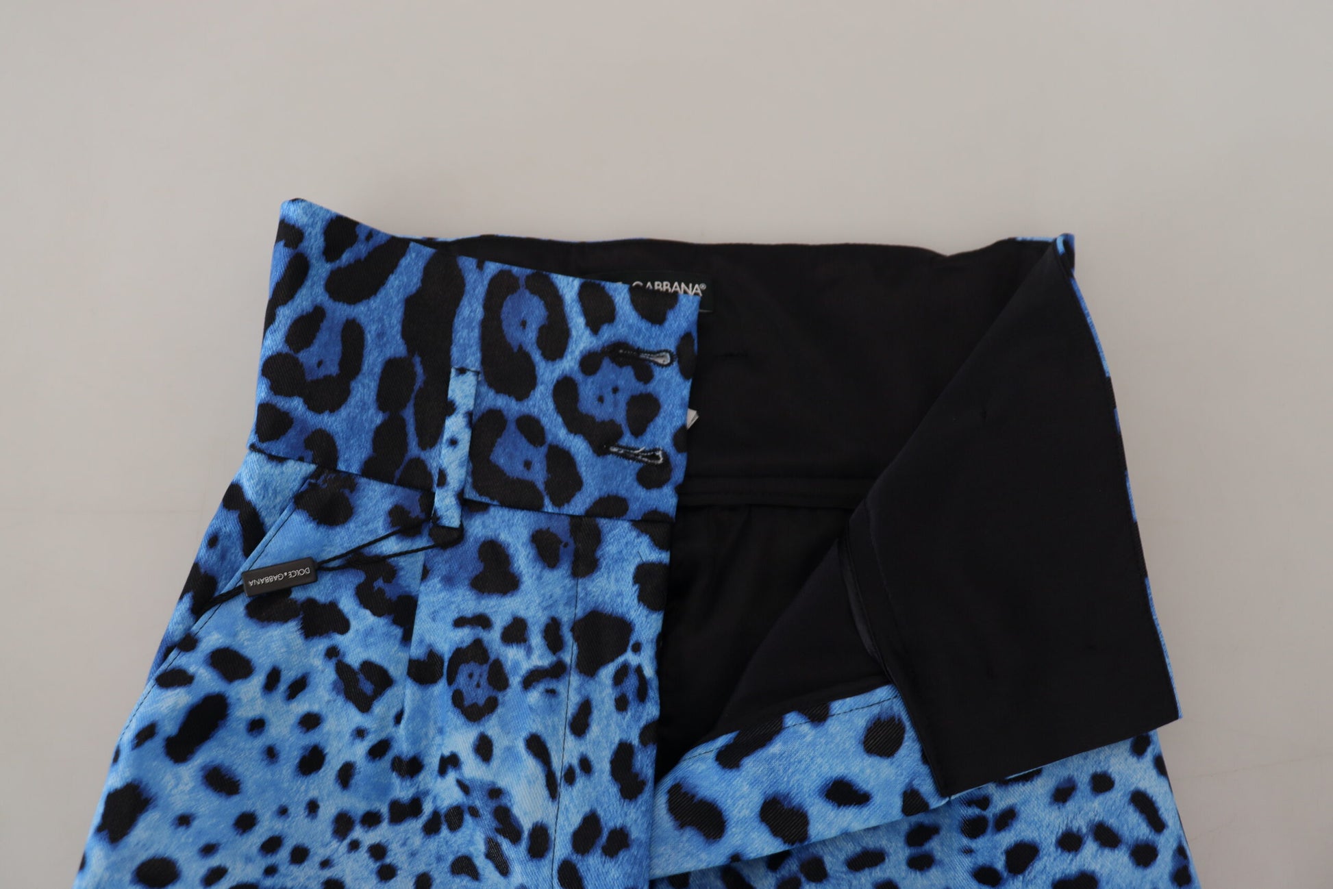 Blaue Hose mit hohem Bund und Leopardenmuster