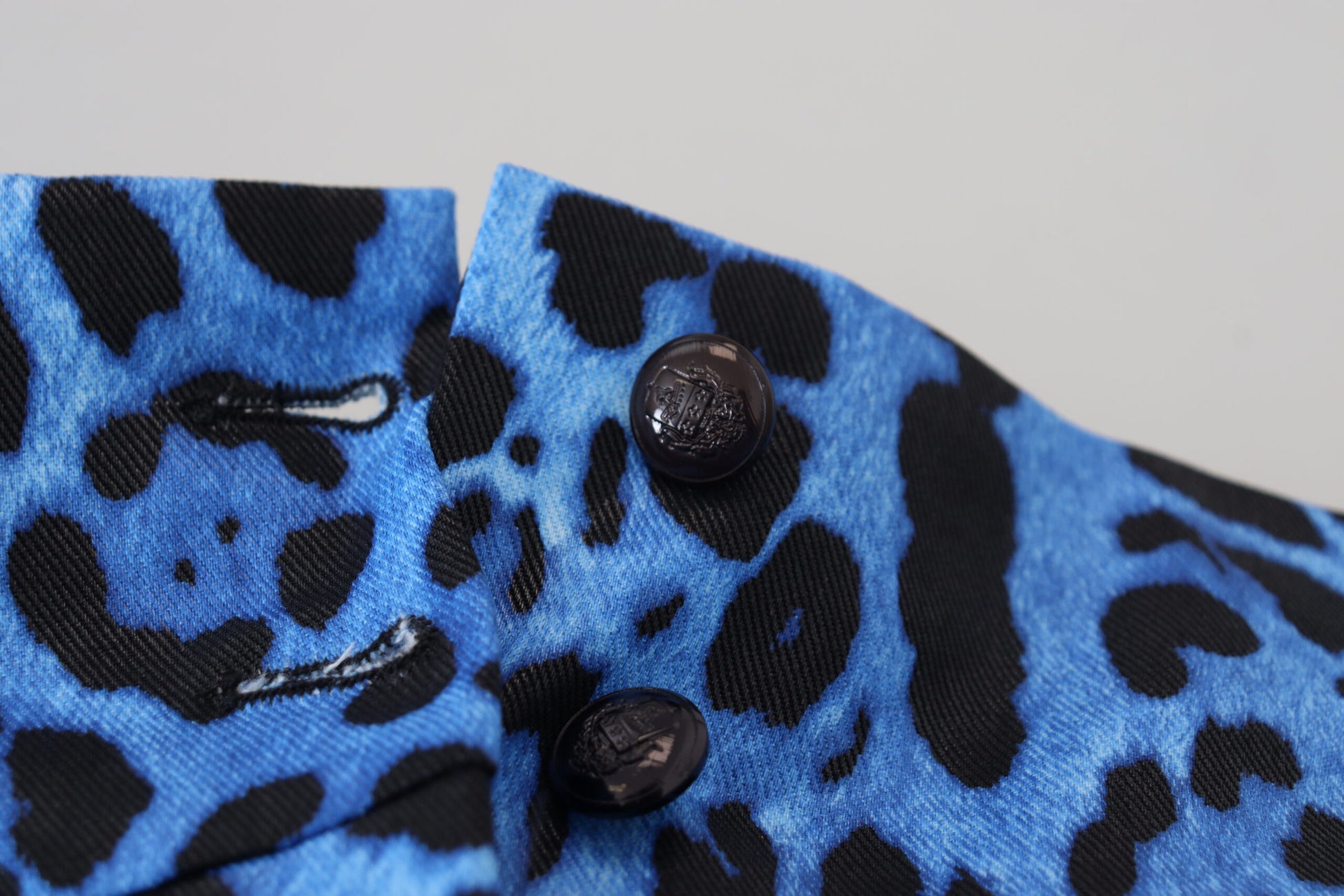 Blaue Hose mit hohem Bund und Leopardenmuster