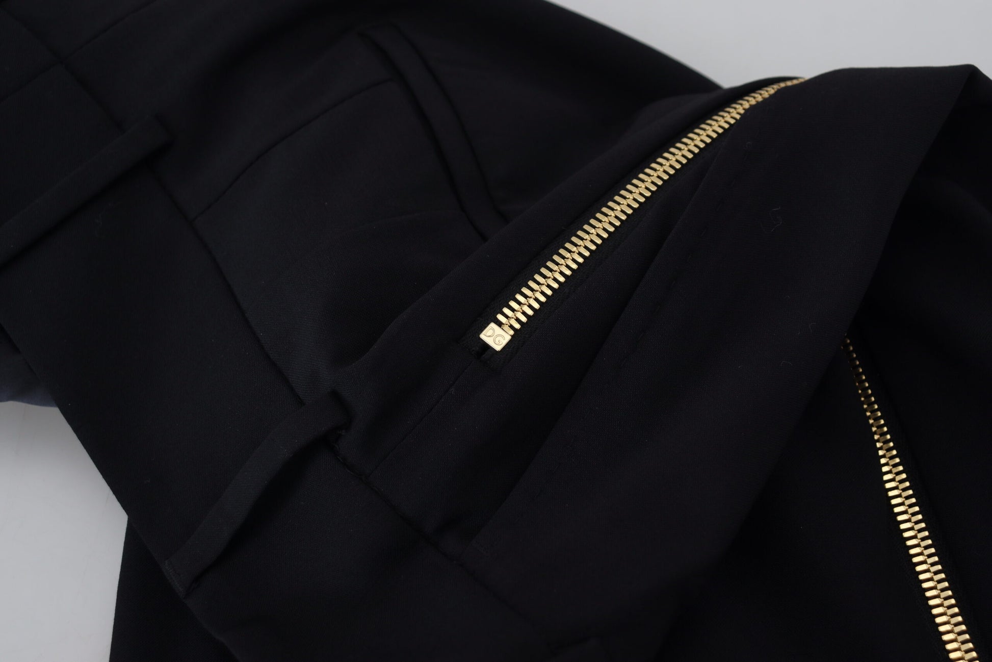 Schwarze Karottenhose aus Wolle mit hoher Taille