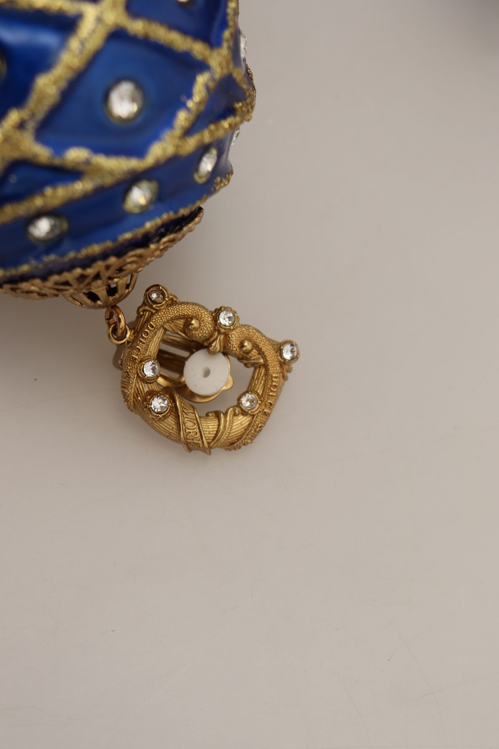 Ohrclips aus Messing in Gold und Blau mit baumelnden Kugeln und Kristallen
