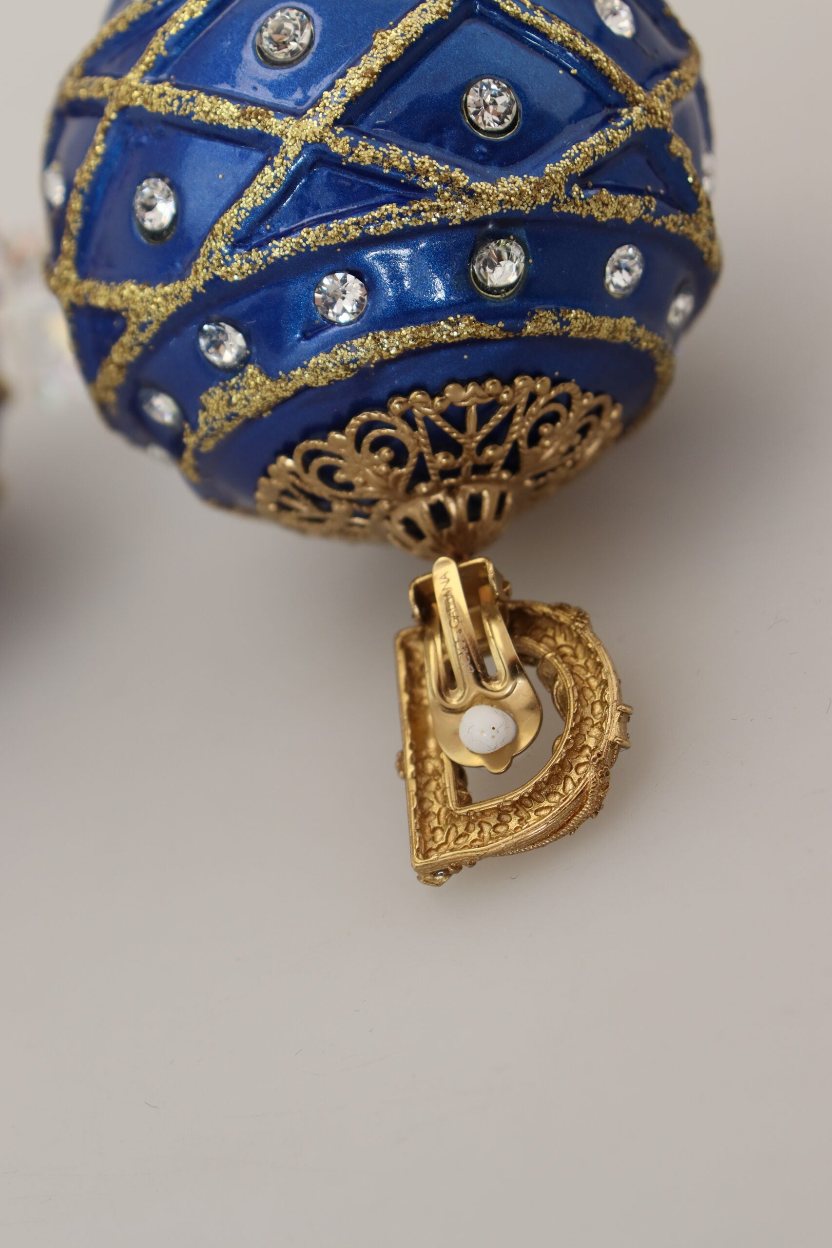 Ohrclips aus Messing in Gold und Blau mit baumelnden Kugeln und Kristallen