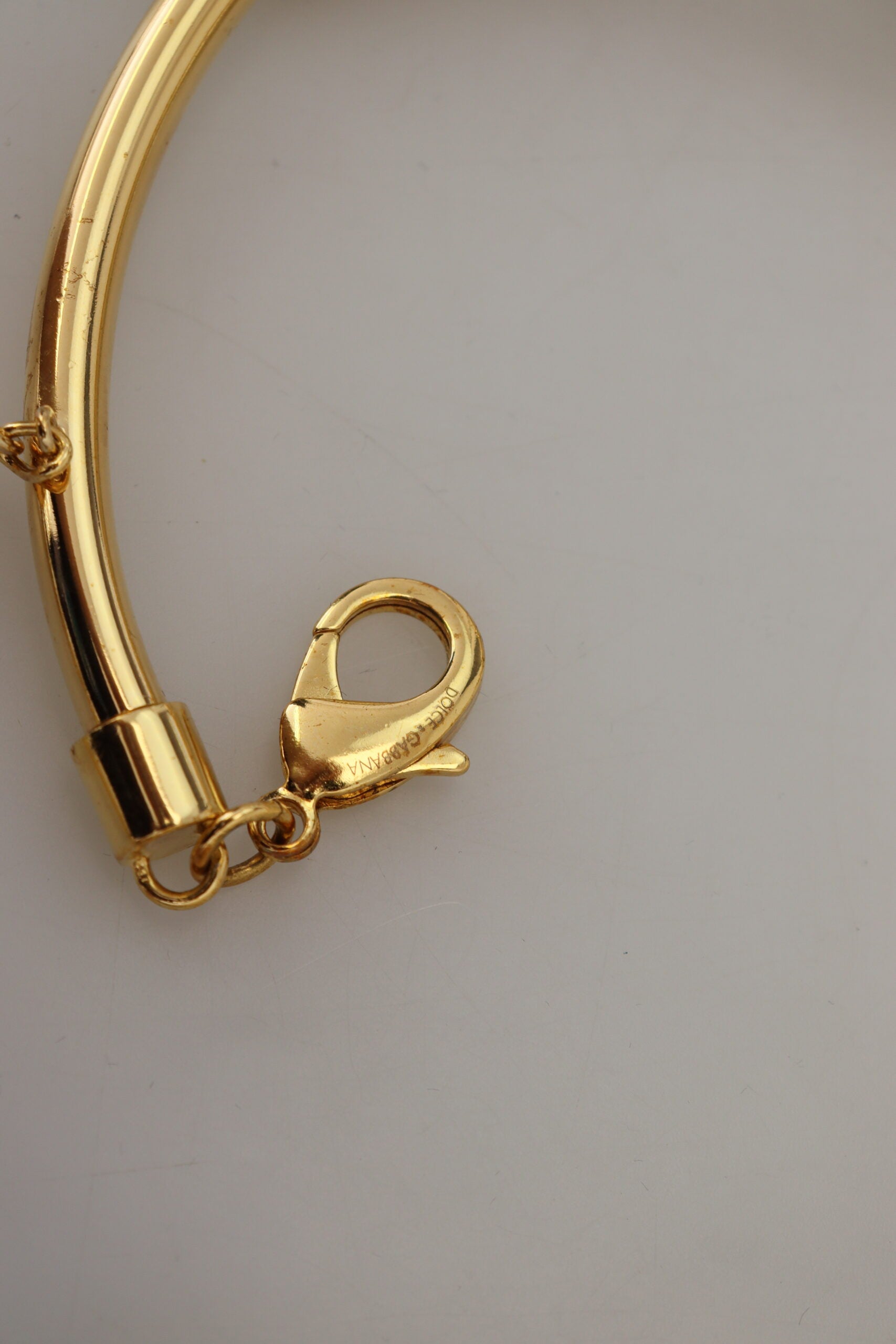 Choker-Halskette aus Messing mit weißen Kunstperlen
