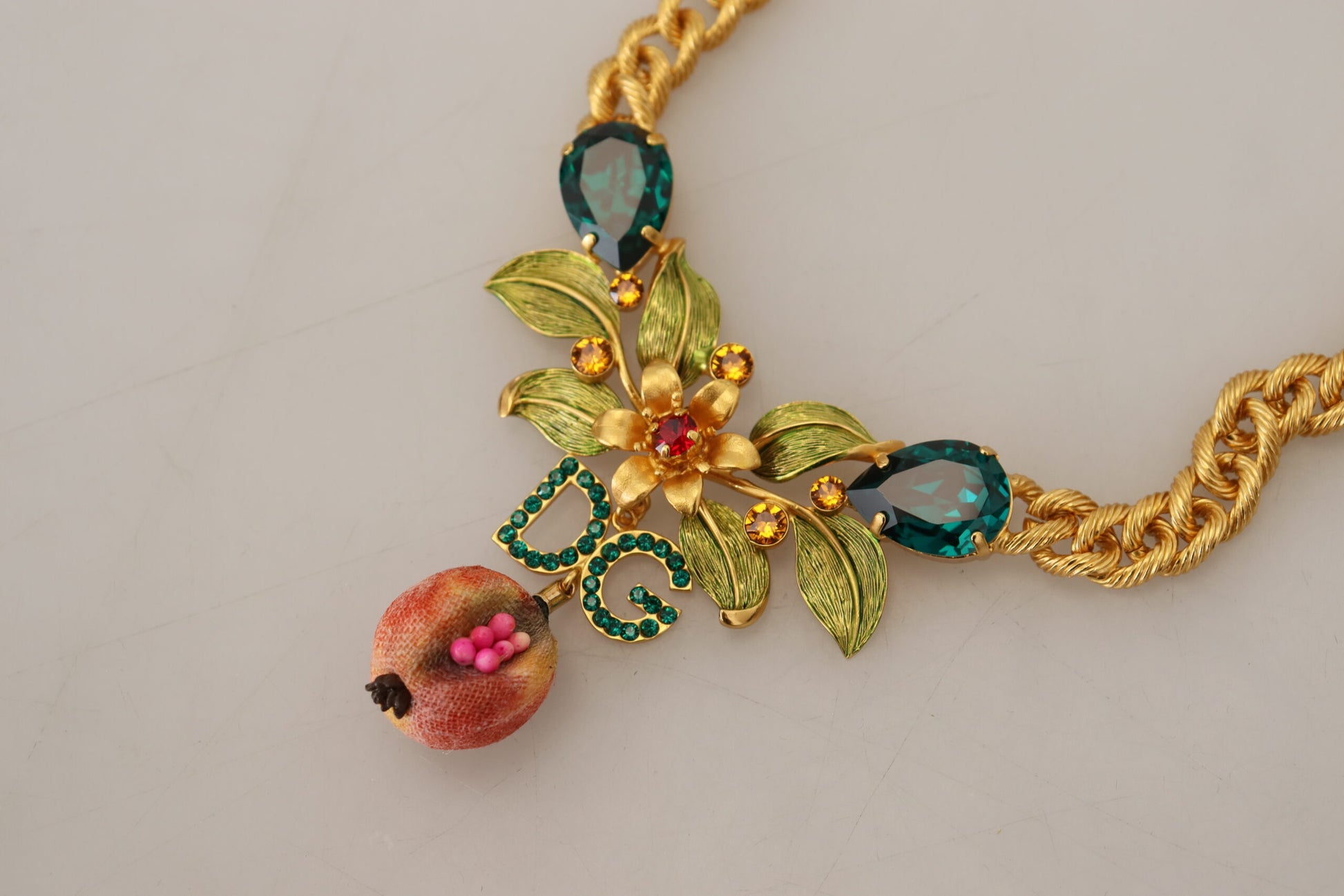 Statement-Halskette aus Messing mit Kristall-Logo und Obst- und Blumenmotiv in Gold