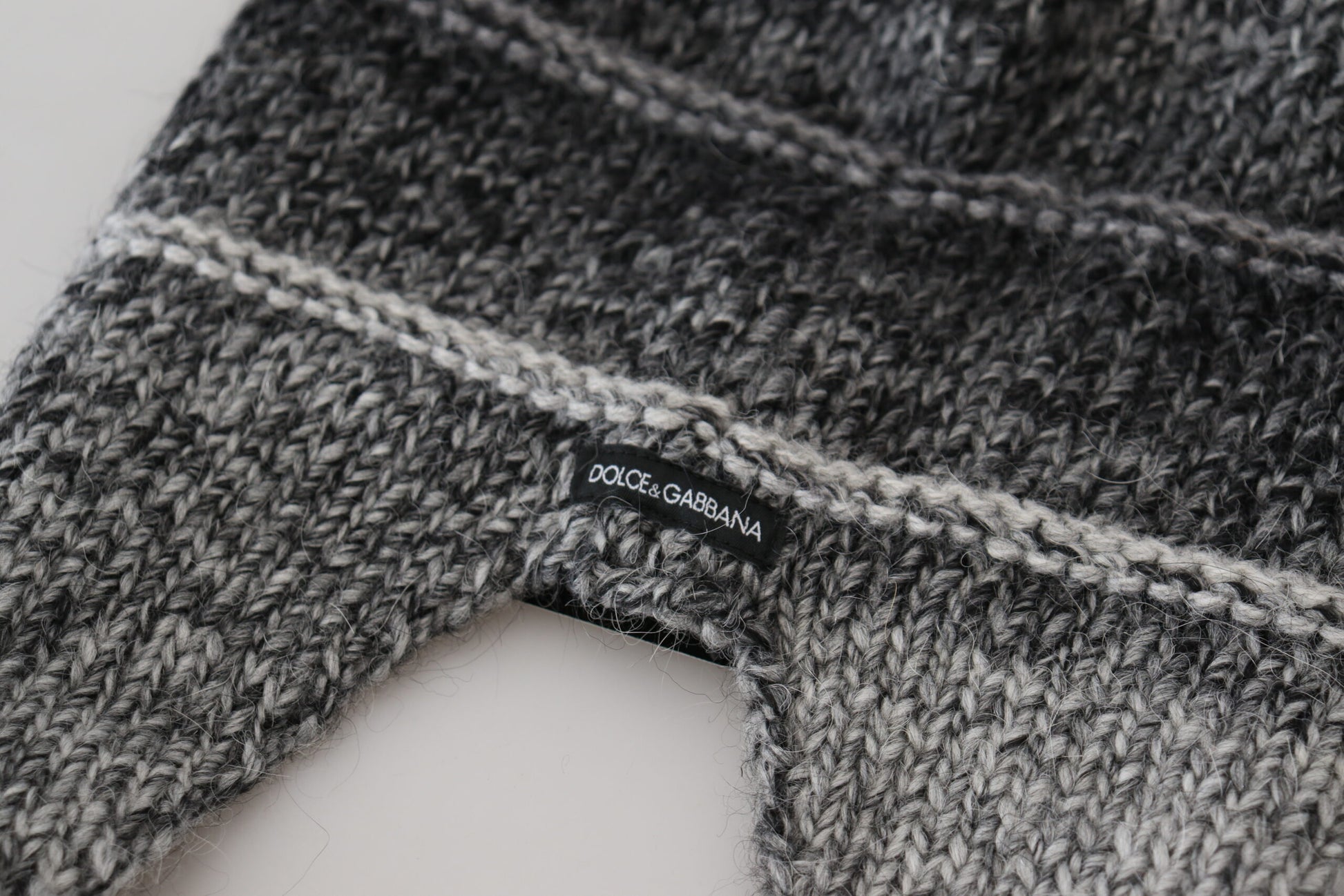 Graue warme Fleece-Strickmütze mit Ohrenklappen