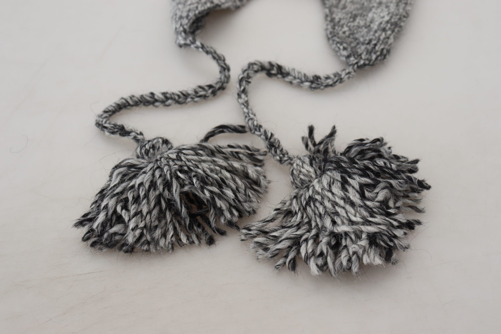 Graue warme Fleece-Strickmütze mit Ohrenklappen