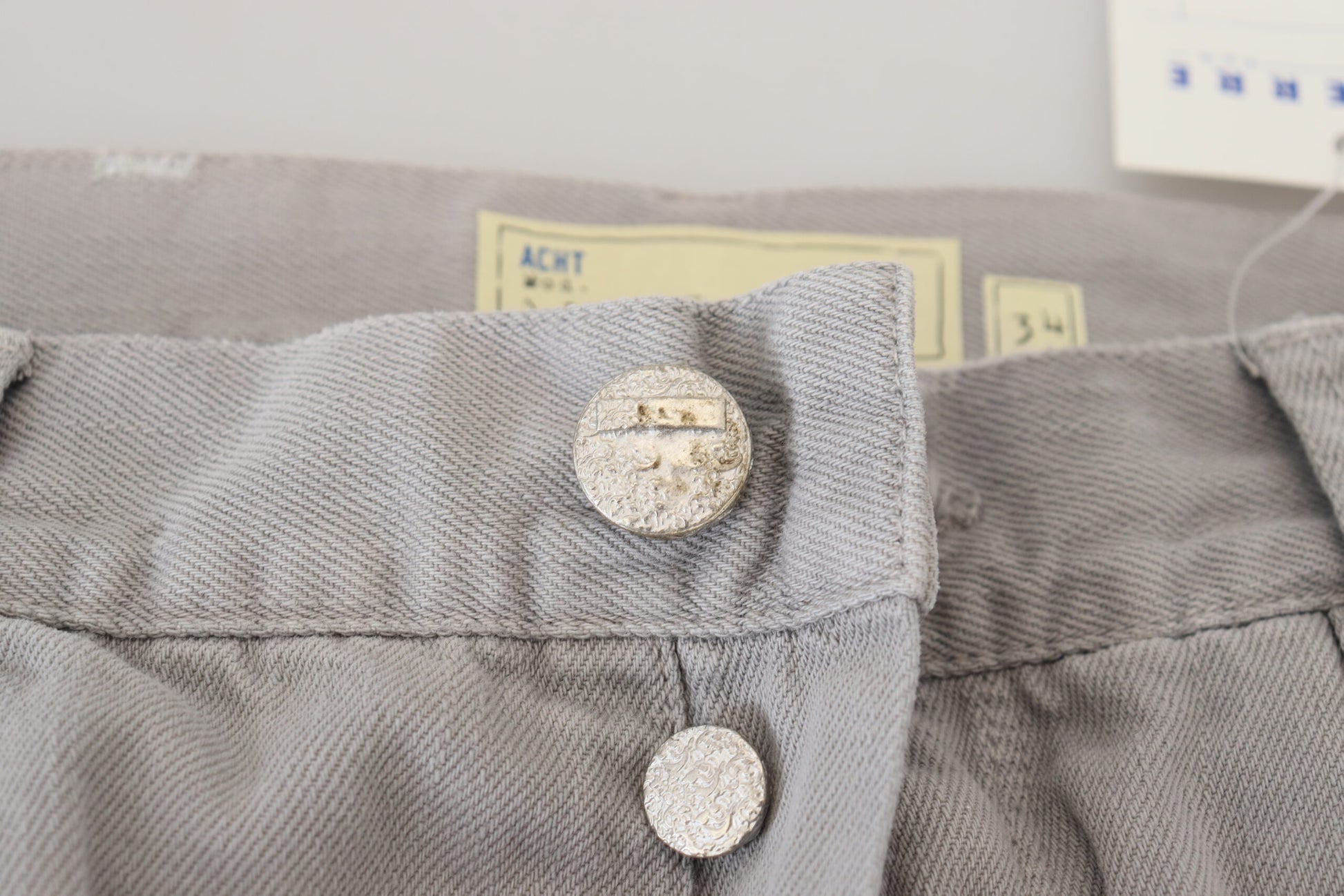 Graue, gerade geschnittene Freizeitjeans aus Baumwolle mit umgeschlagenem Saum