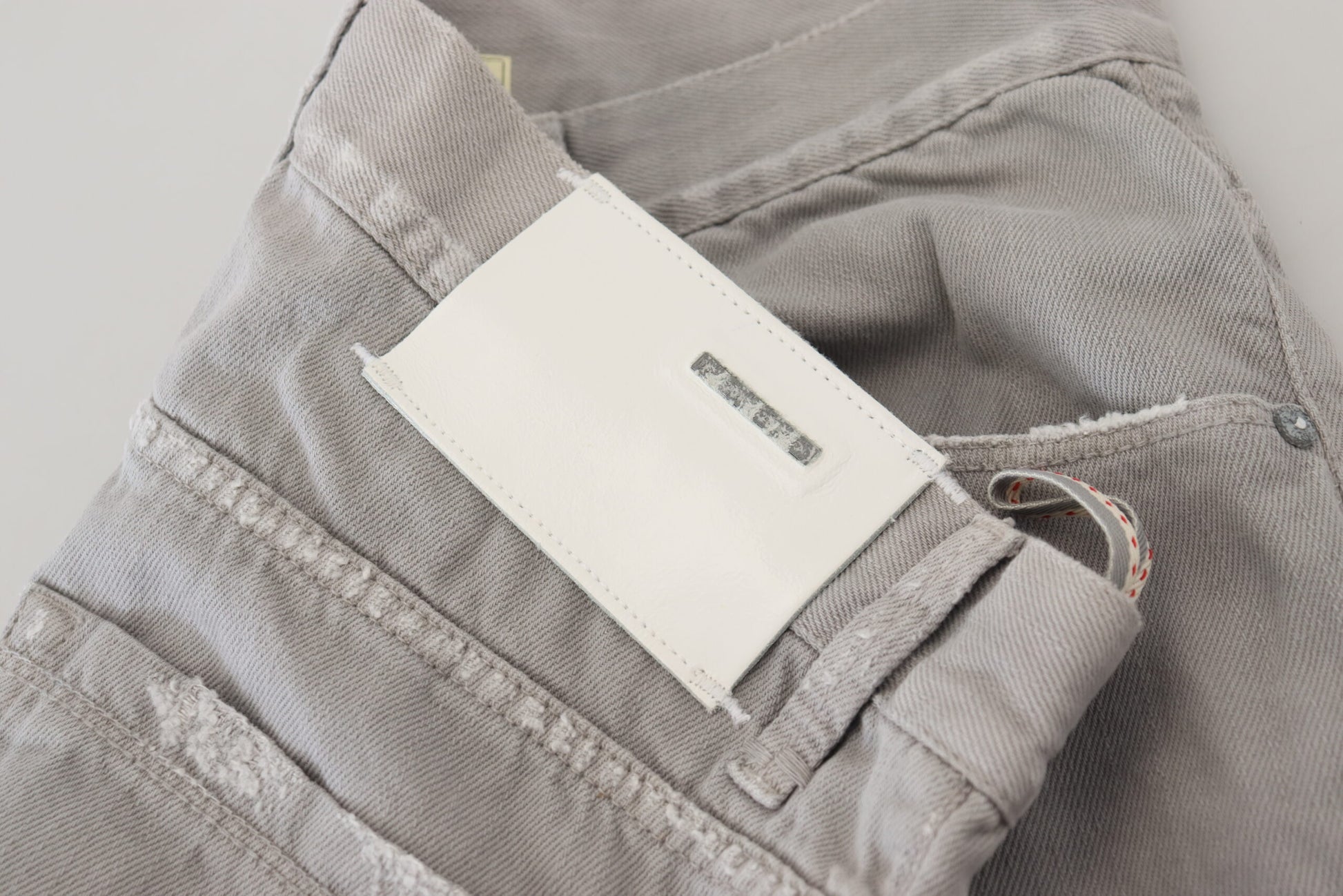 Graue, gerade geschnittene Freizeitjeans aus Baumwolle mit umgeschlagenem Saum
