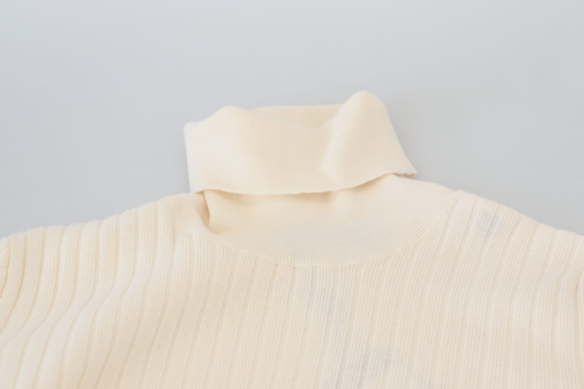 Elfenbeinfarbener Rollkragenpullover mit Distressed-Manschetten