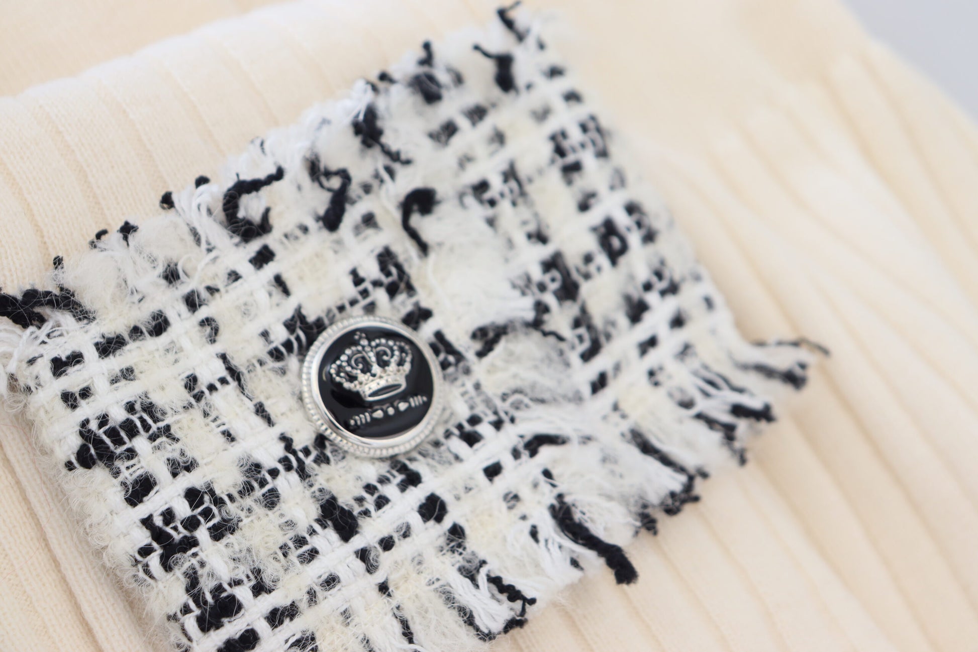 Elfenbeinfarbener Rollkragenpullover mit Distressed-Manschetten