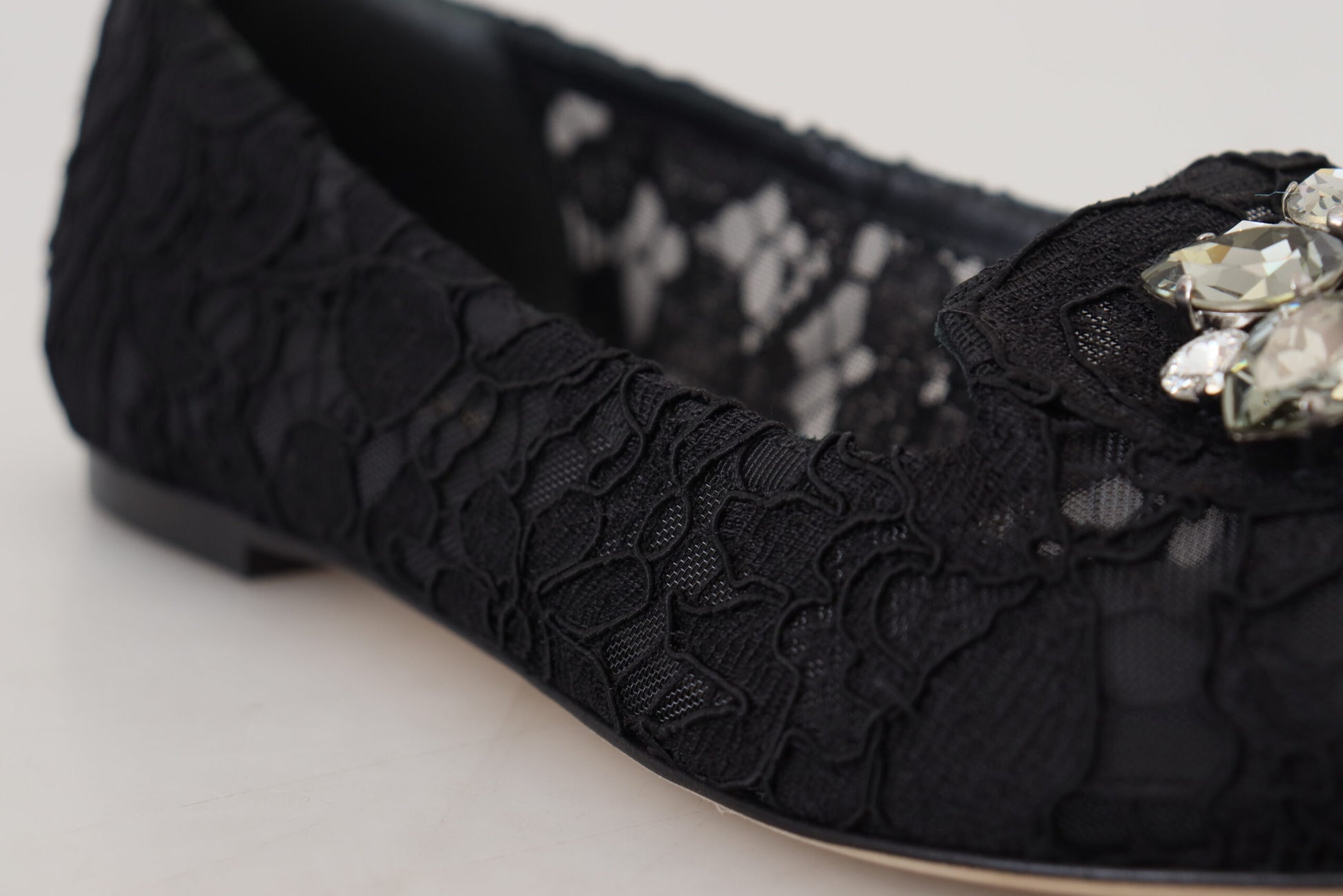 Schwarze flache Schuhe „Taormina“ mit Spitze und Kristallen