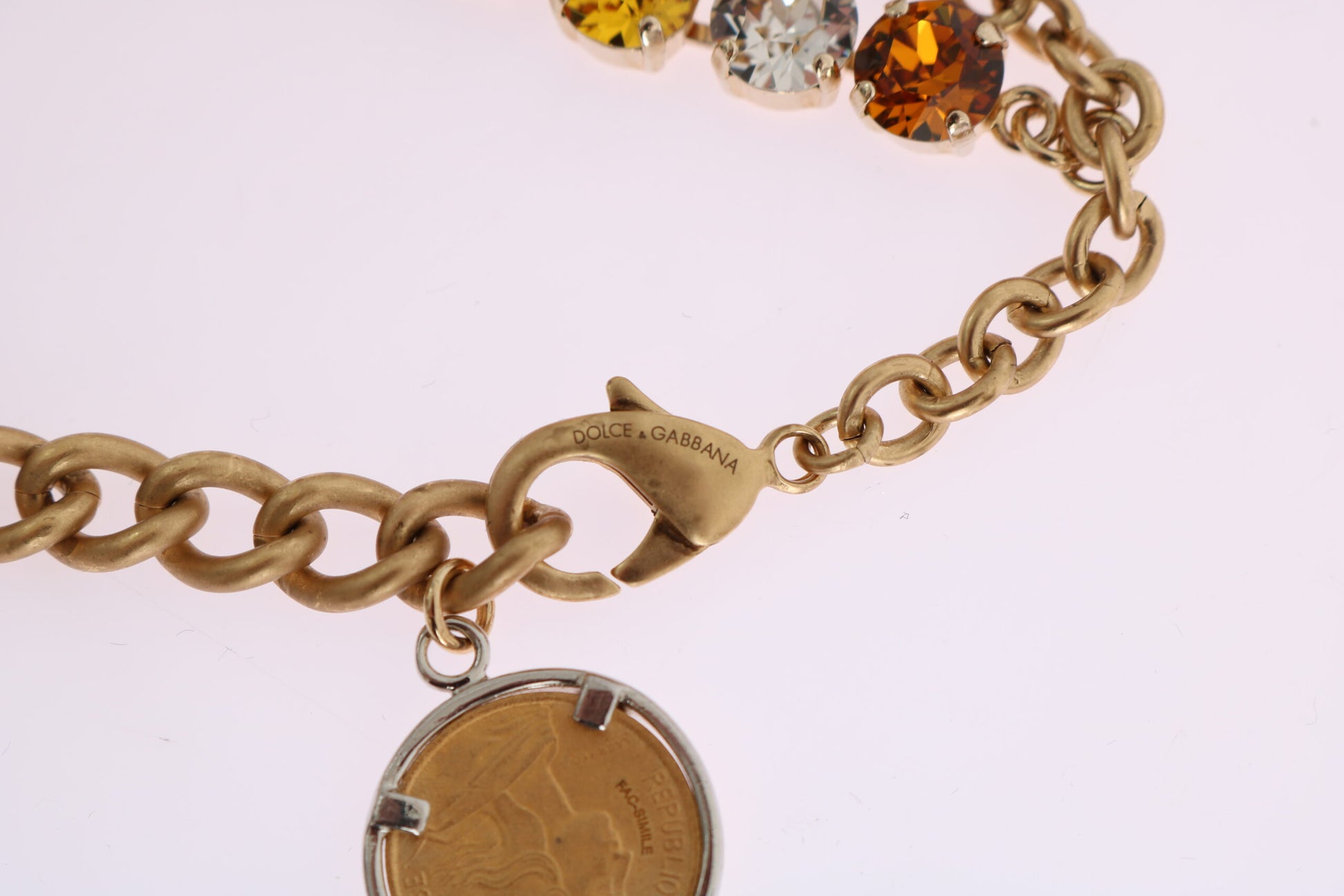 Statement-Halskette mit Ananas-Logo aus goldenem Messing und Kristallen