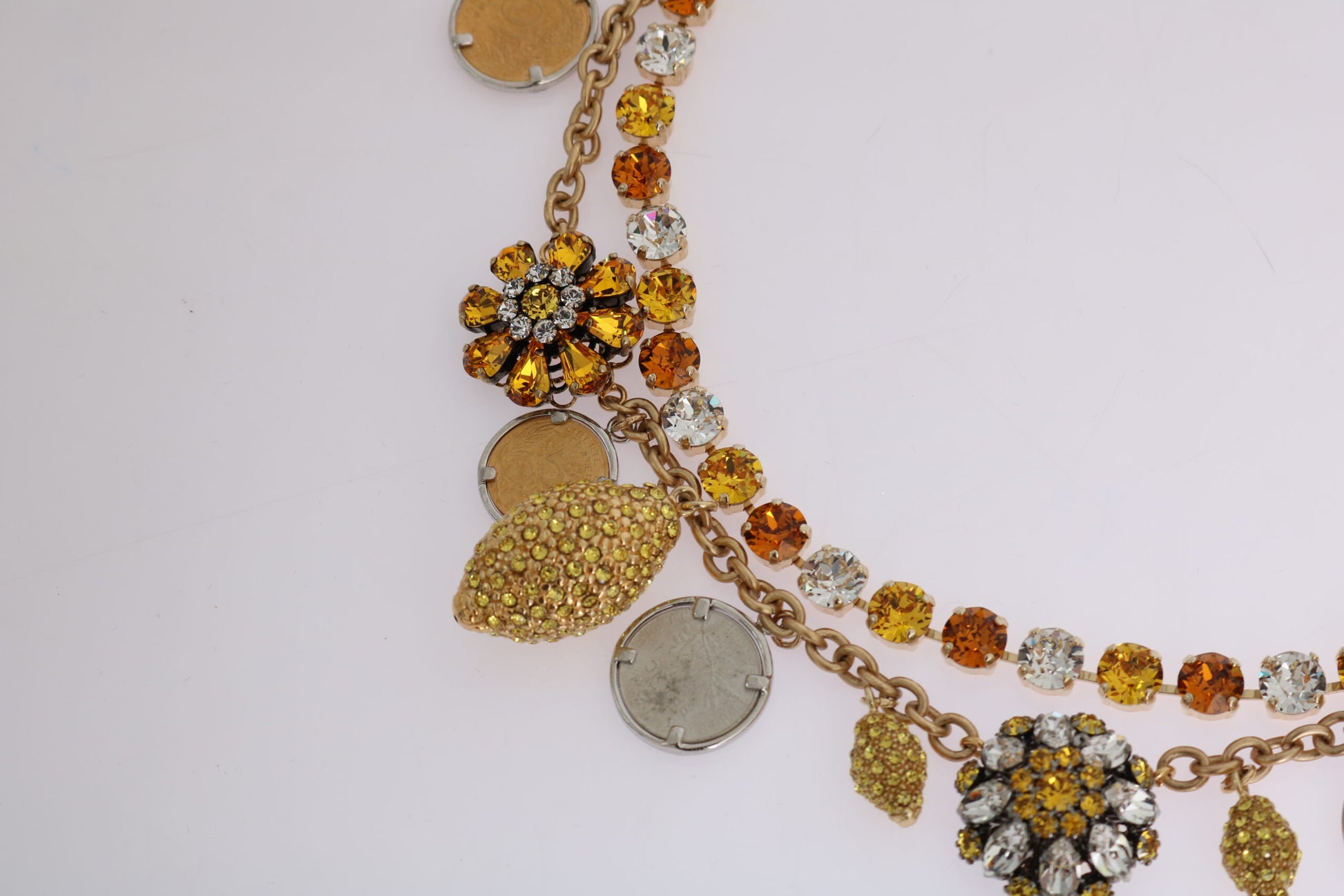 Statement-Halskette mit Ananas-Logo aus goldenem Messing und Kristallen