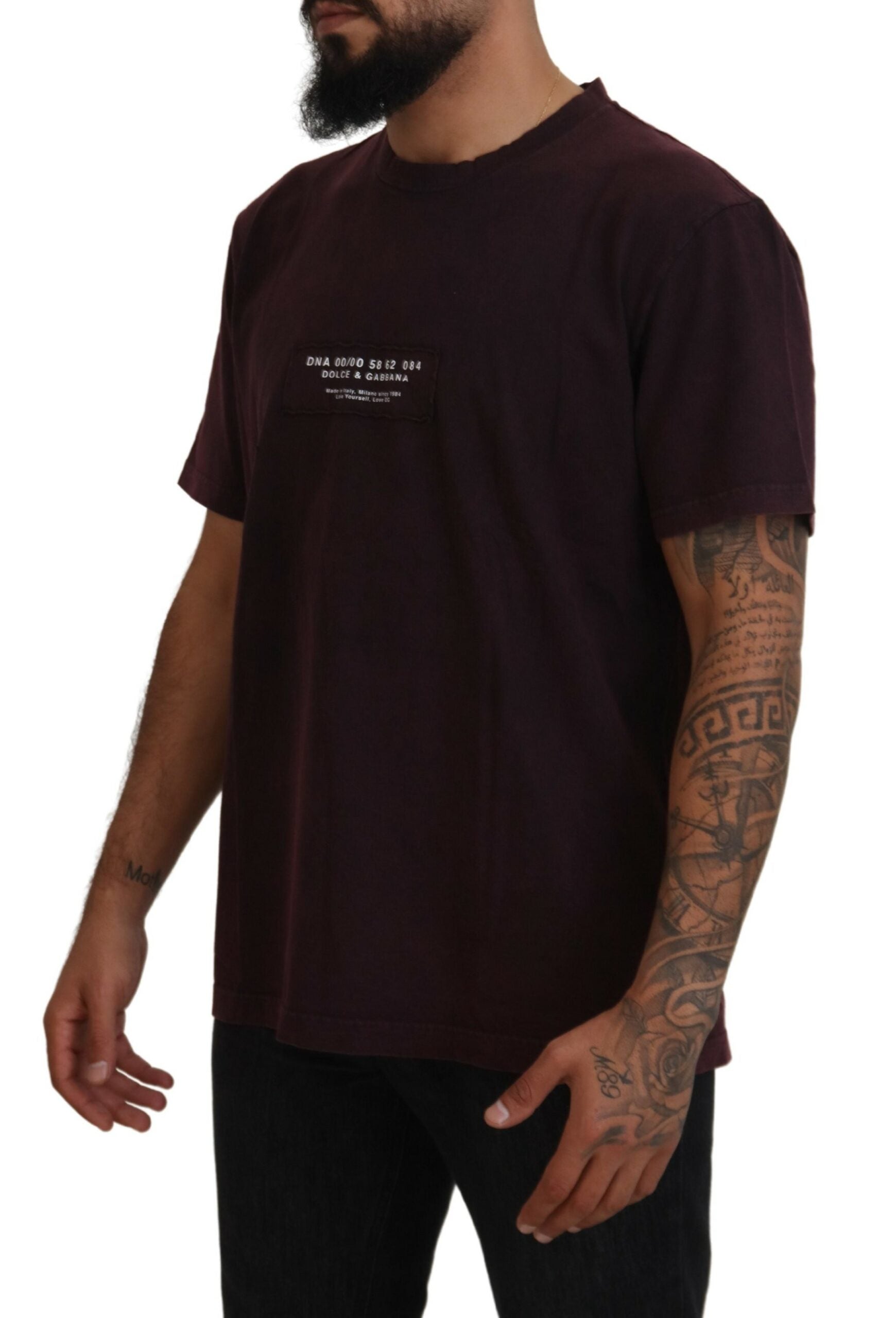 Bordeauxrotes T-Shirt mit Rundhalsausschnitt und kurzen Ärmeln