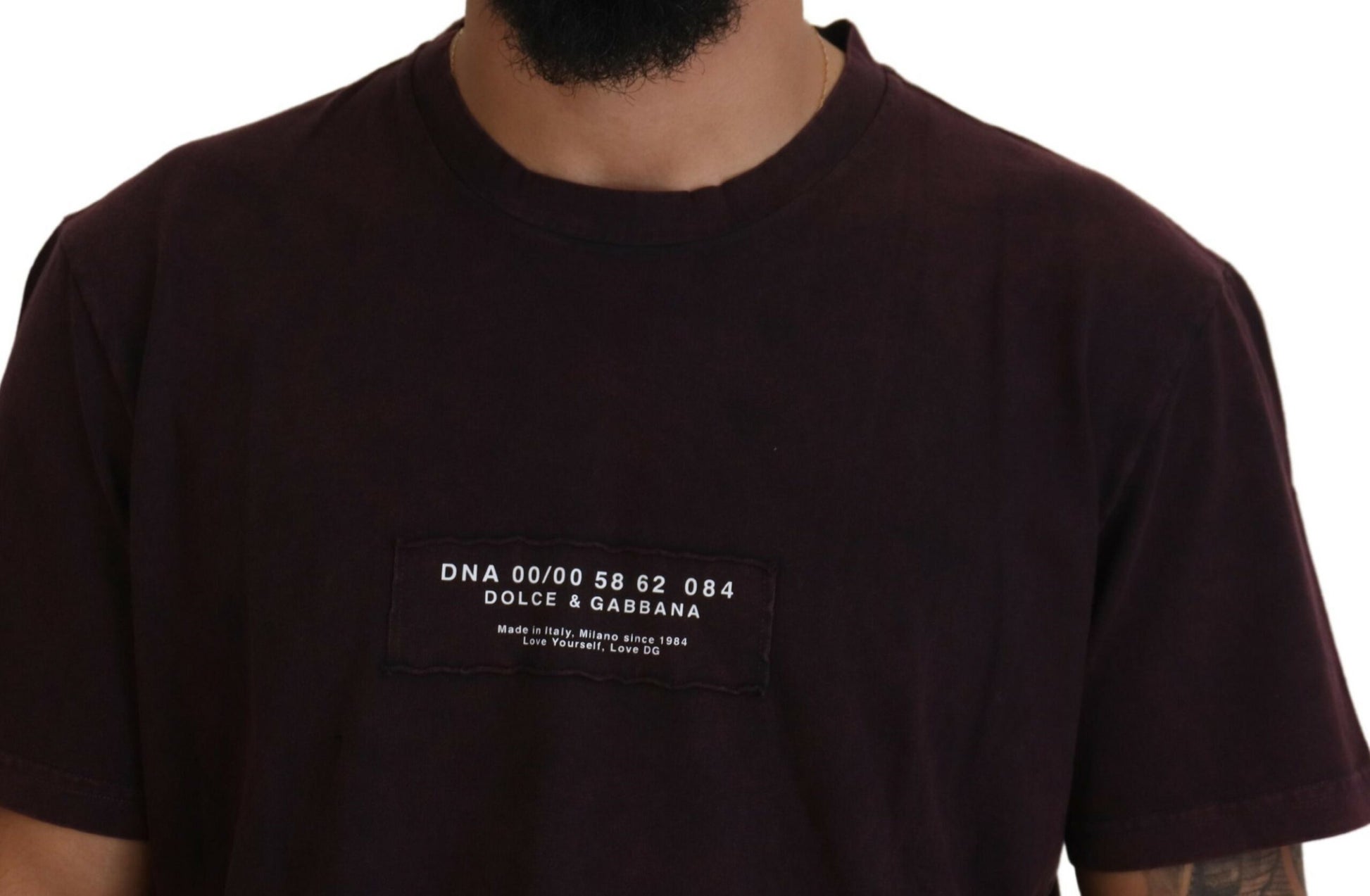 Bordeauxrotes T-Shirt mit Rundhalsausschnitt und kurzen Ärmeln