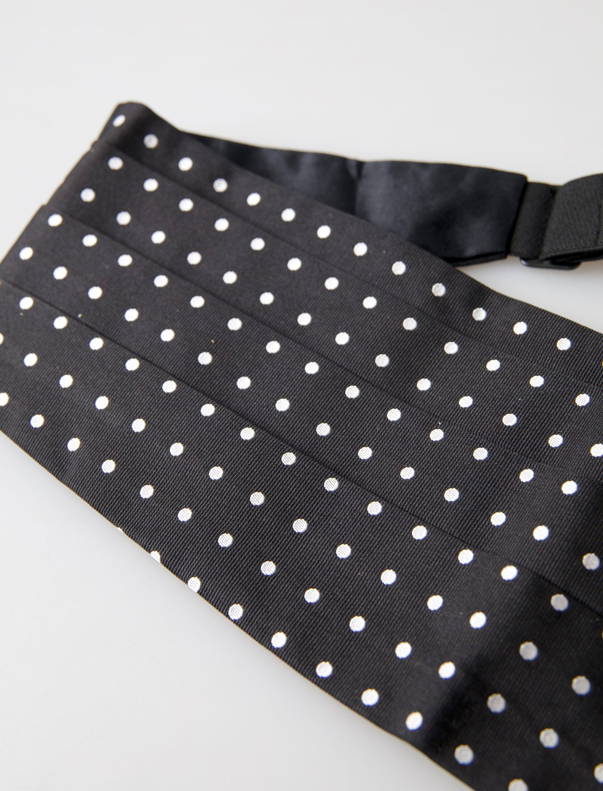 Schwarzer Smokinggürtel aus Seide mit Polka-Taille, Kummerbund