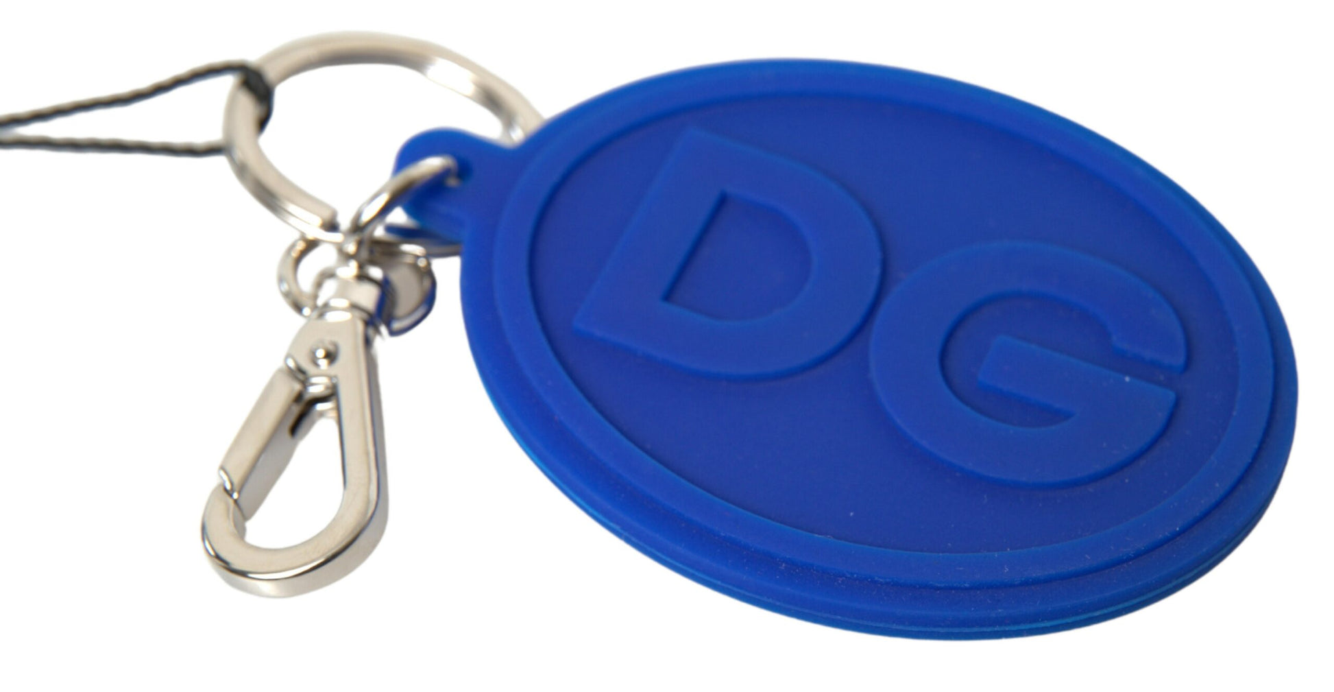 Schlüsselanhänger mit DG-Logo aus blauem Gummi und silbernem Messing