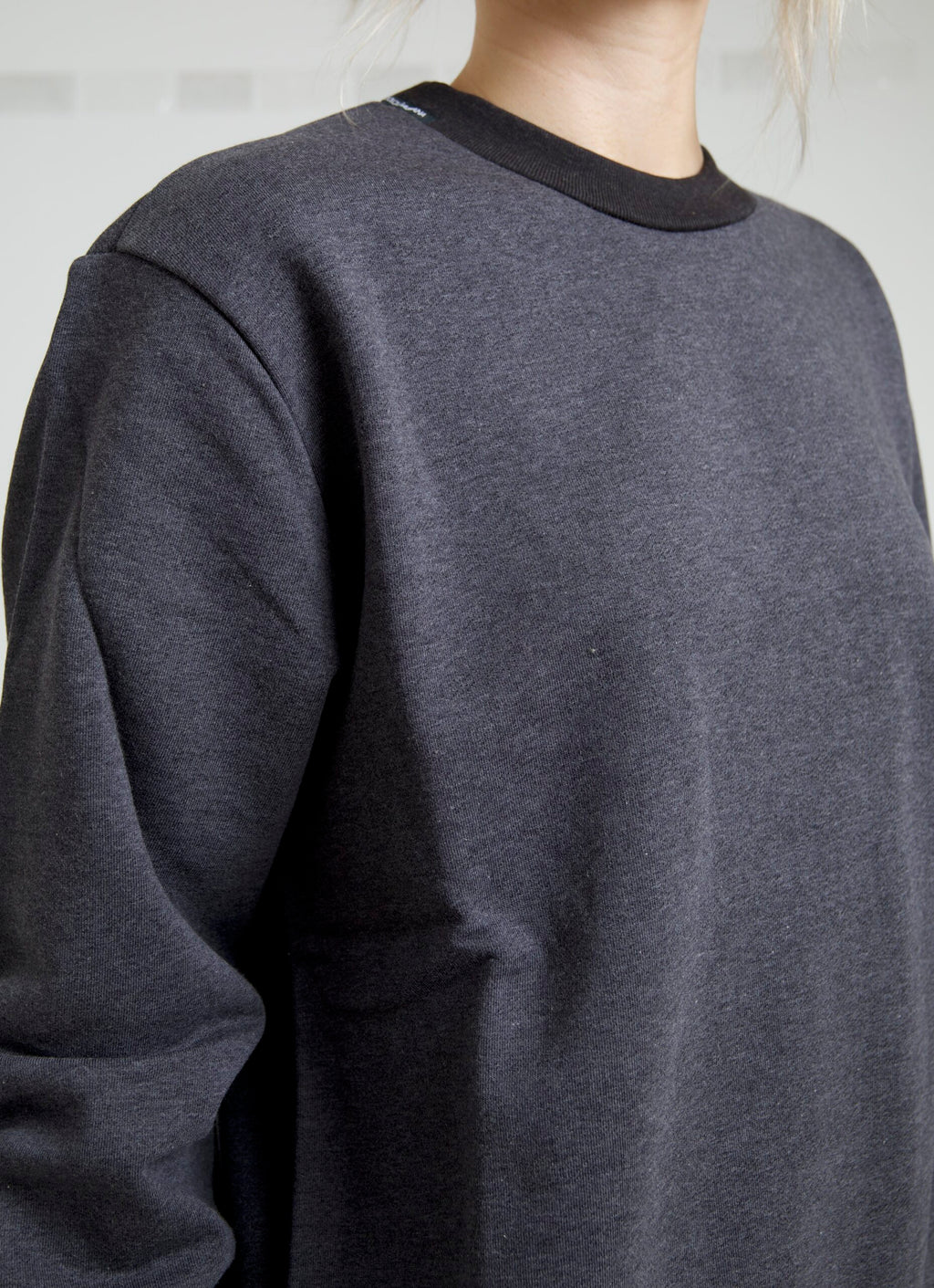 Dunkelgrauer Pullover aus Baumwolle mit Rundhalsausschnitt