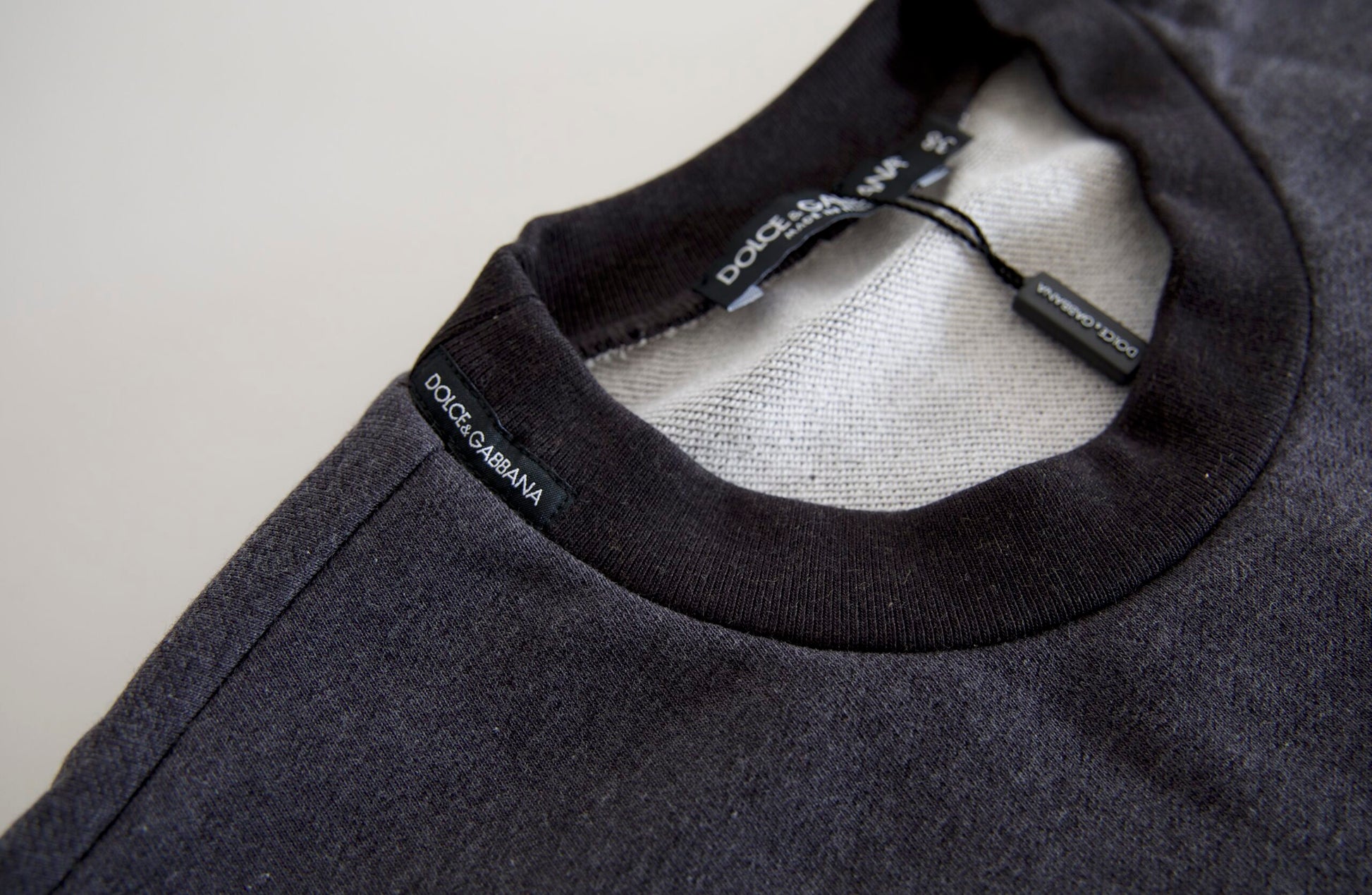 Dunkelgrauer Pullover aus Baumwolle mit Rundhalsausschnitt