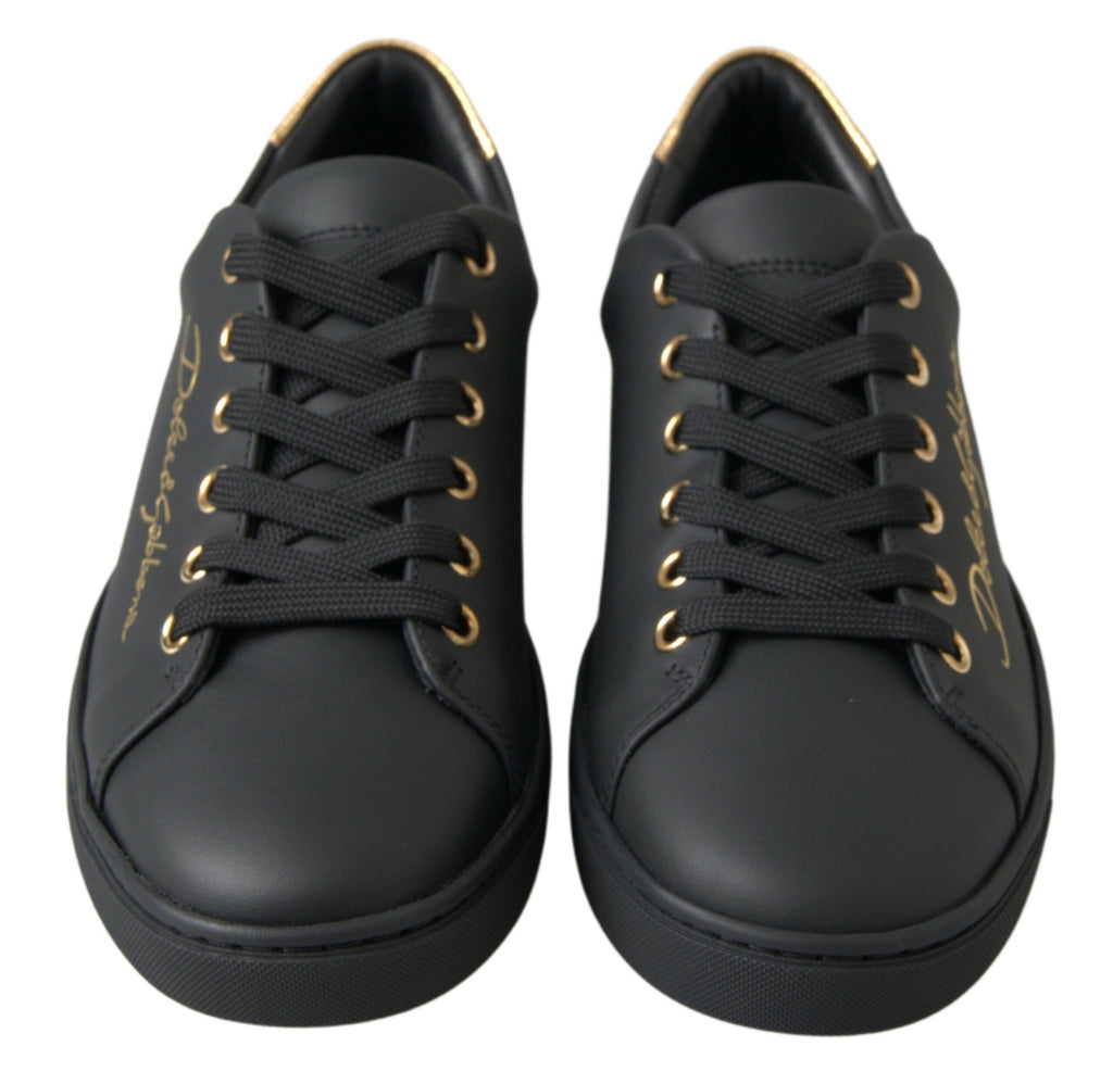 Klassische Sneakers aus schwarzem und goldenem Leder