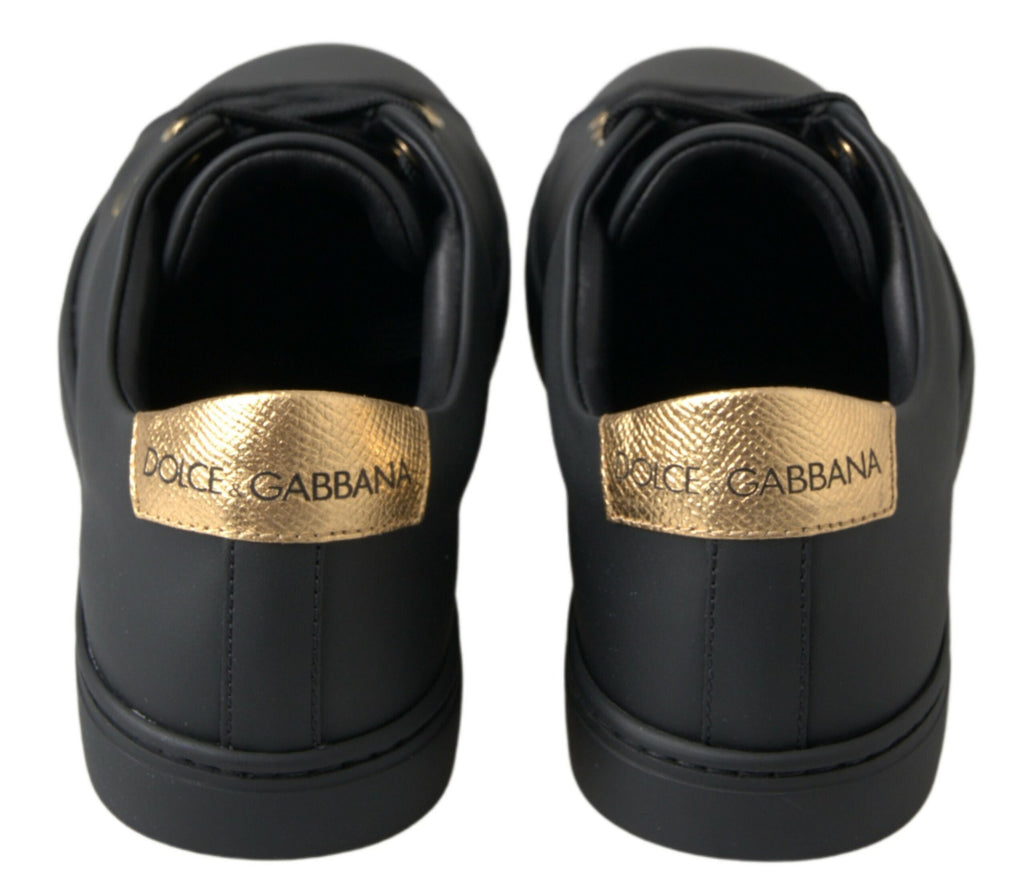 Klassische Sneakers aus schwarzem und goldenem Leder