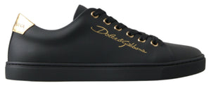 Klassische Sneakers aus schwarzem und goldenem Leder