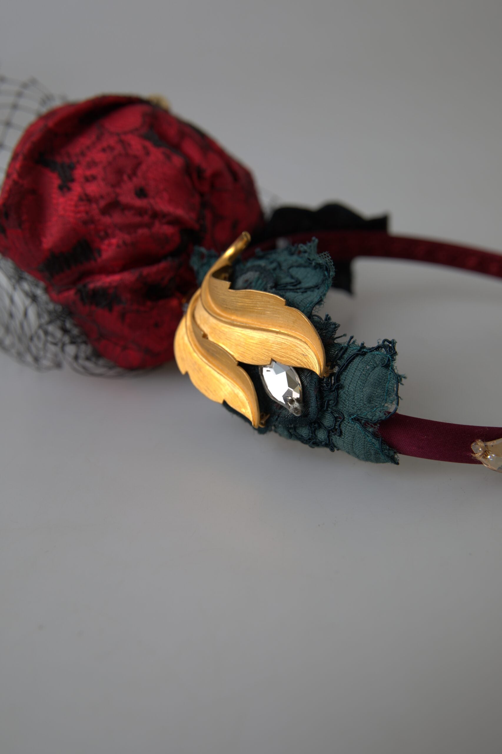 Rotes Haarband mit mehrfarbigem Rosen-Seidenkristallnetz und Logo-Diadem