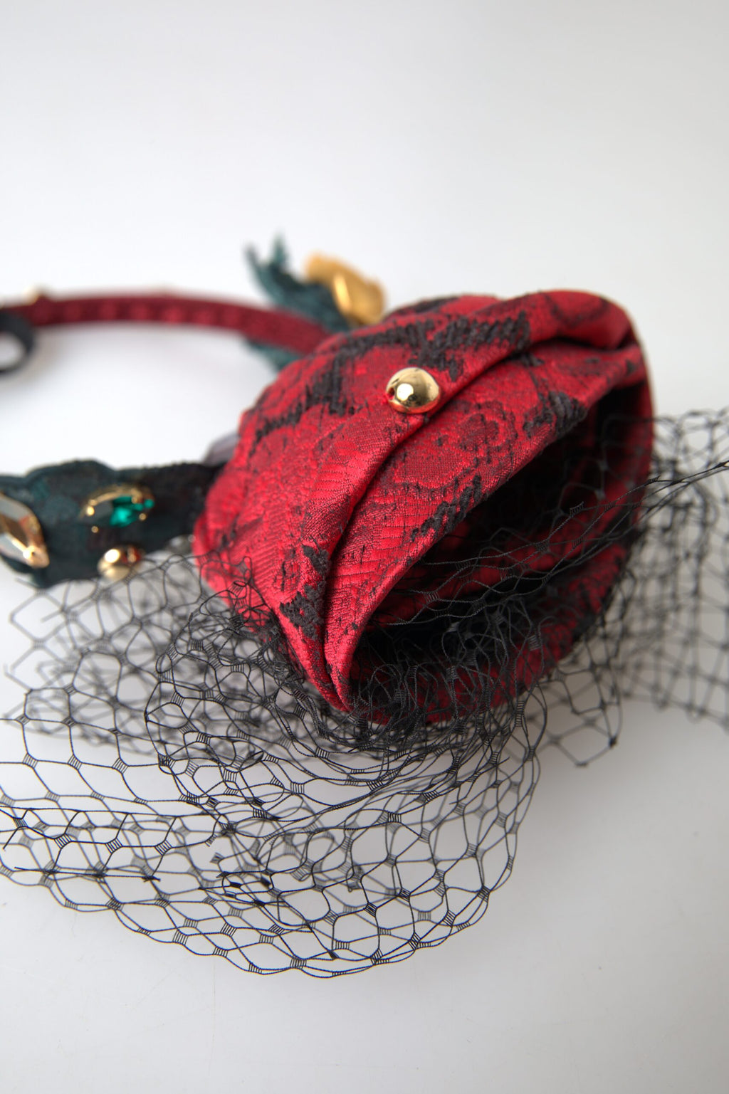 Rotes Haarband mit mehrfarbigem Rosen-Seidenkristallnetz und Logo-Diadem