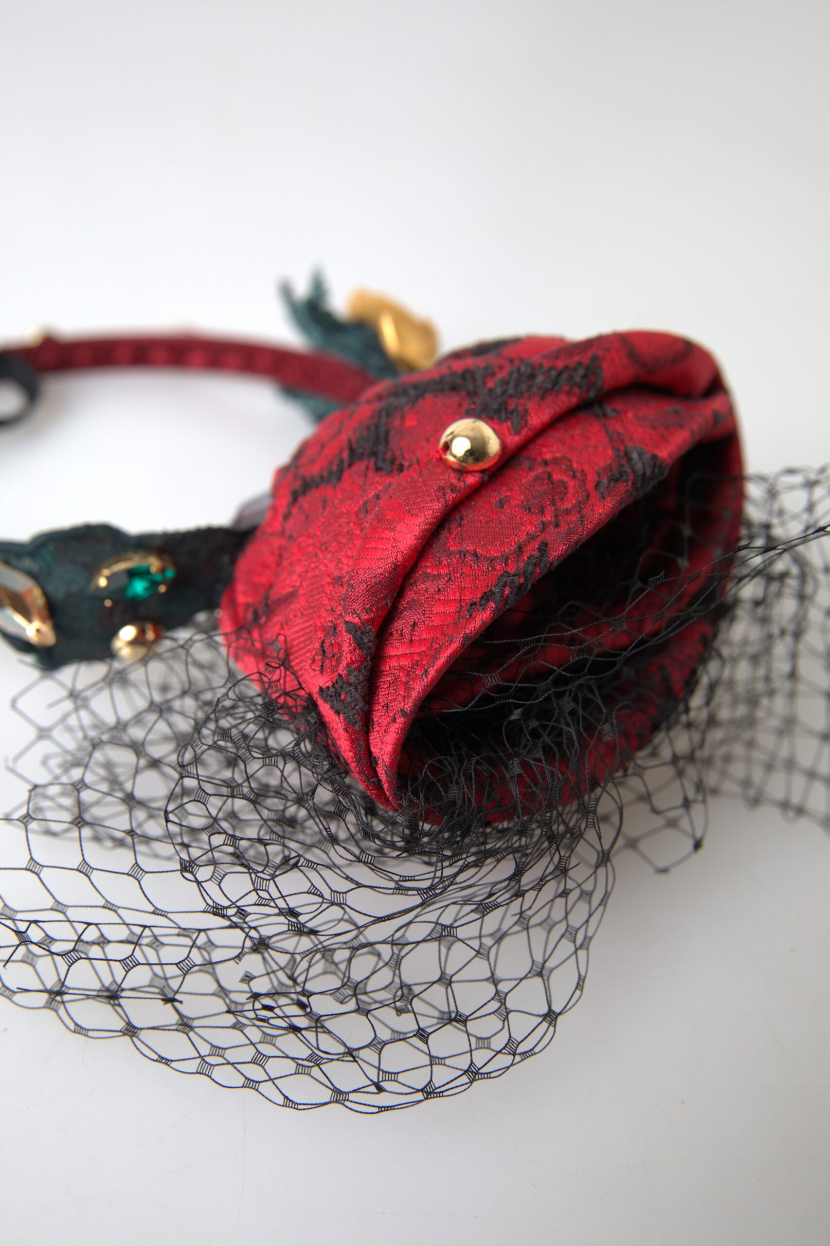 Rotes Haarband mit mehrfarbigem Rosen-Seidenkristallnetz und Logo-Diadem