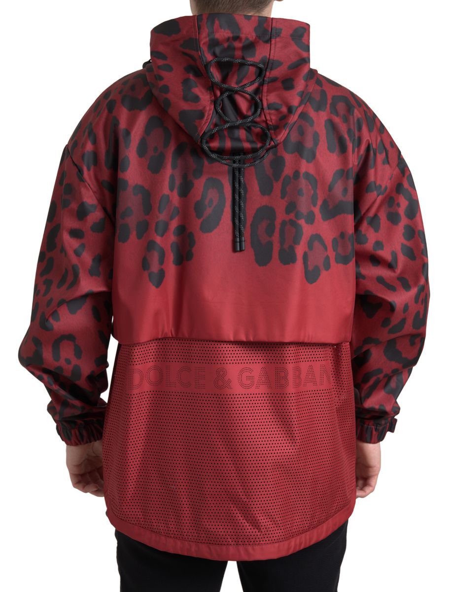 Rote Regenjacke mit Kapuze und Leopardenmuster