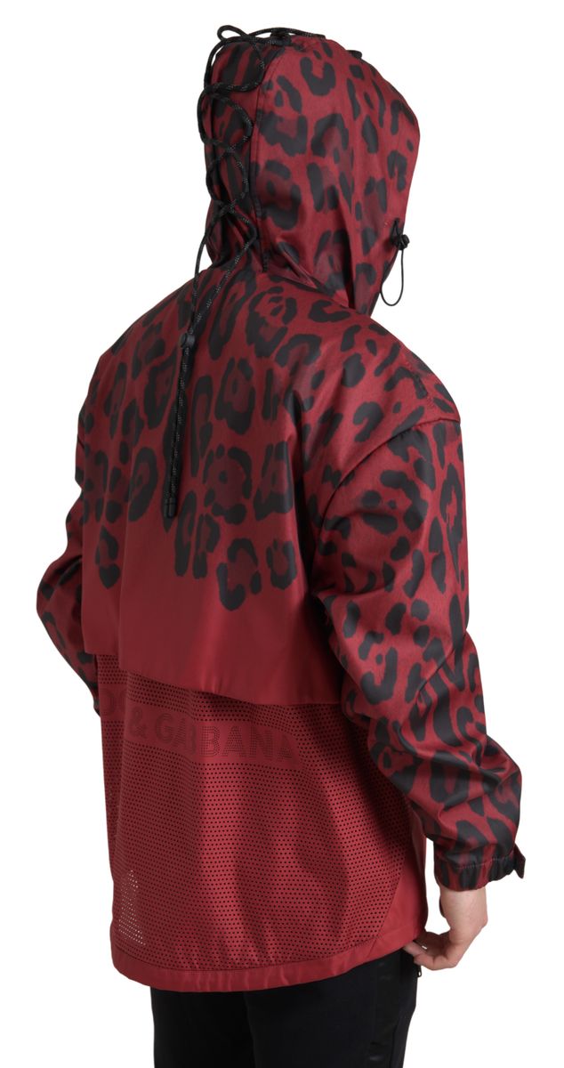 Rote Regenjacke mit Kapuze und Leopardenmuster