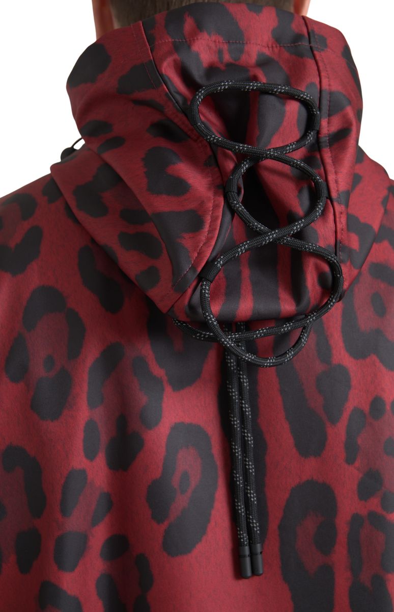 Rote Regenjacke mit Kapuze und Leopardenmuster
