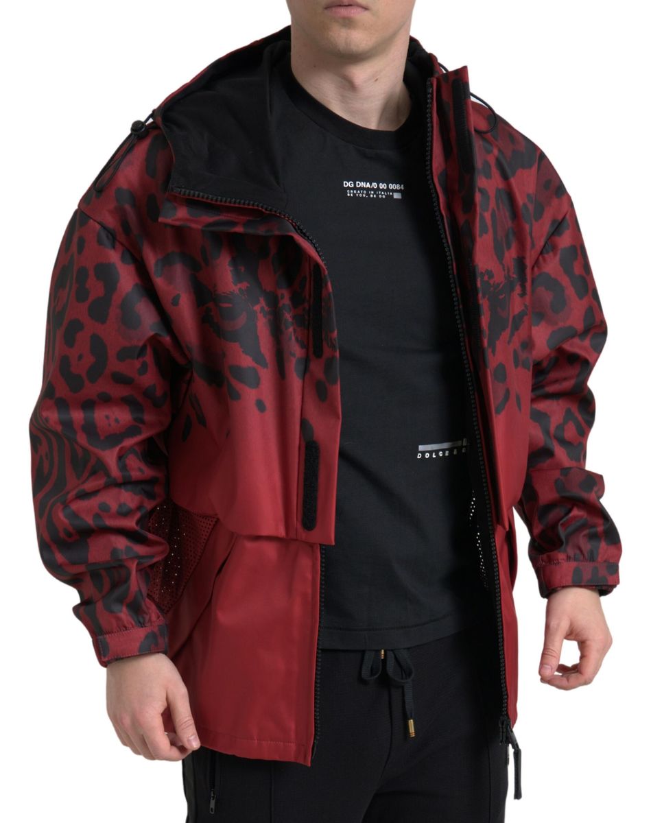 Rote Regenjacke mit Kapuze und Leopardenmuster